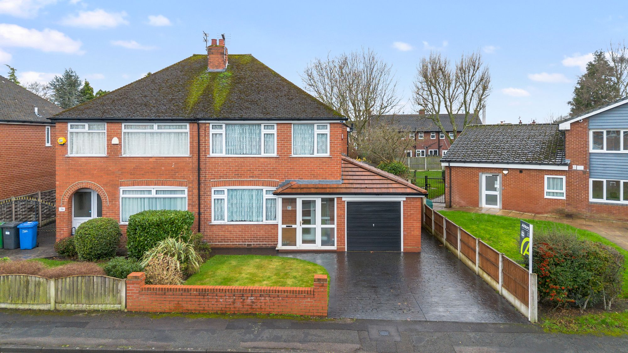 3 bedroom Semi-detached house Under Offer