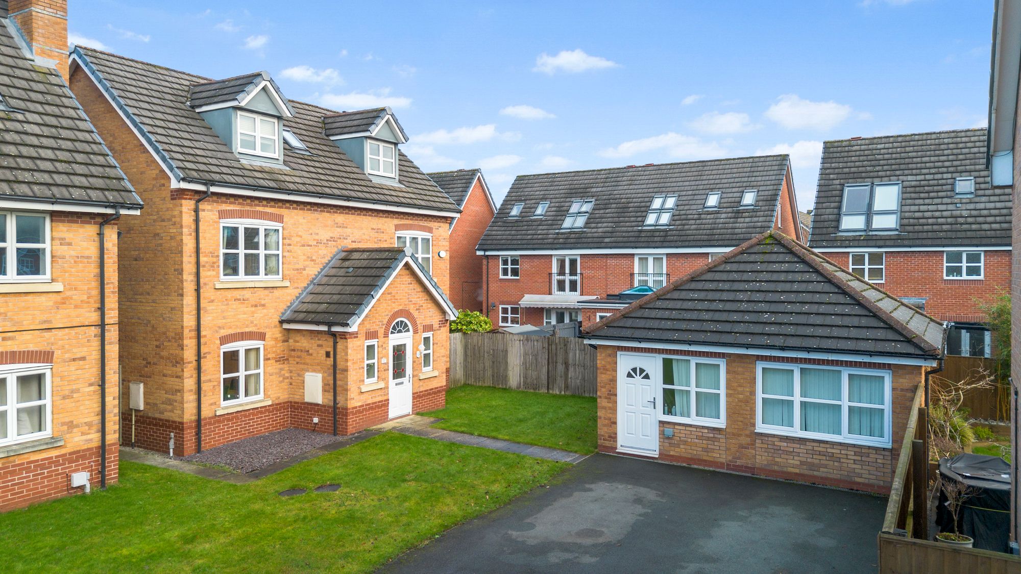 5 bedroom Link detached house Under Offer