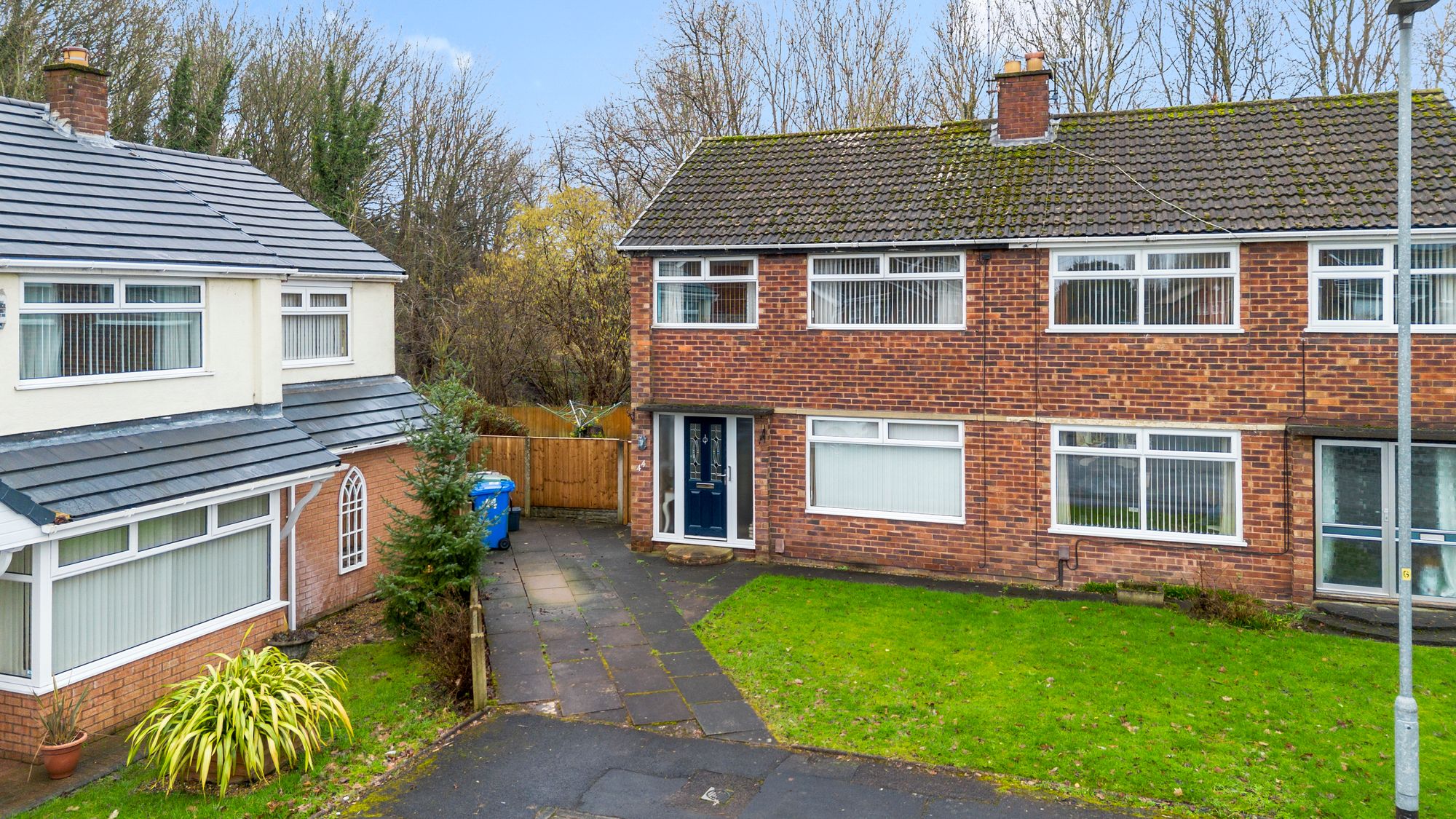 3 bedroom Semi-detached house Under Offer