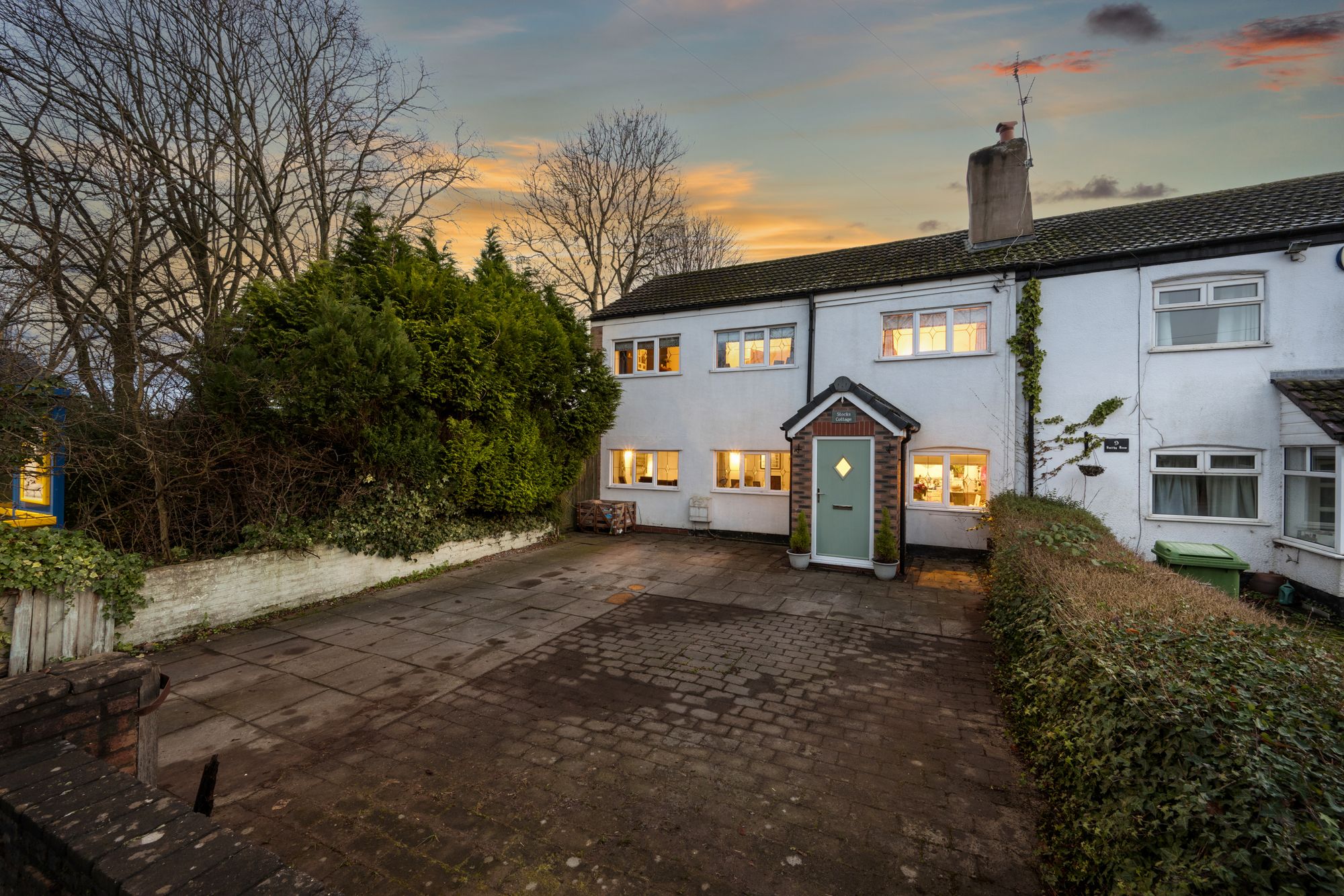 3 bedroom Semi-detached house Under Offer