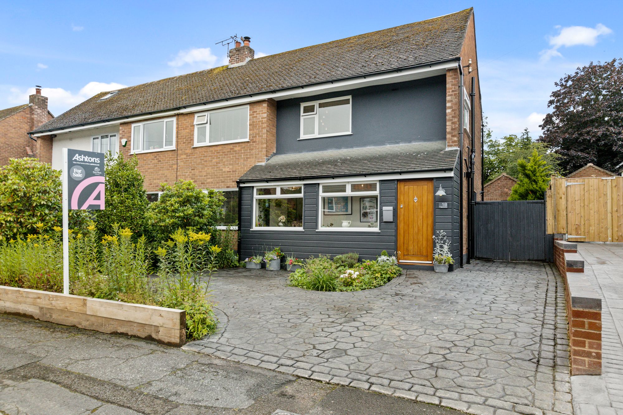 3 bedroom Semi-detached house Under Offer
