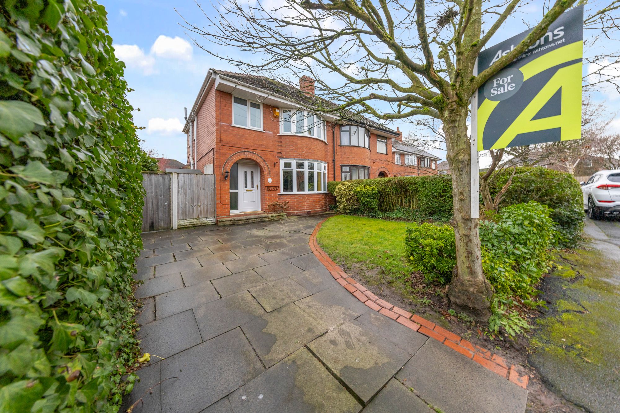3 bedroom Semi-detached house Under Offer