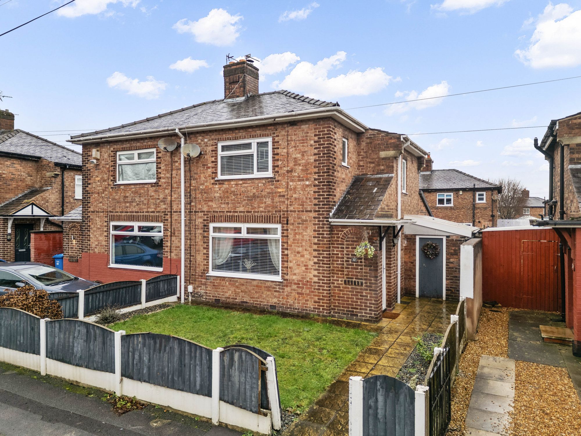 2 bedroom Semi-detached house Under Offer