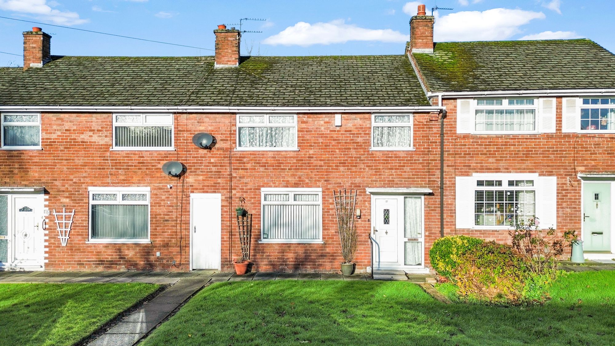 3 bedroom Semi-detached house Under Offer