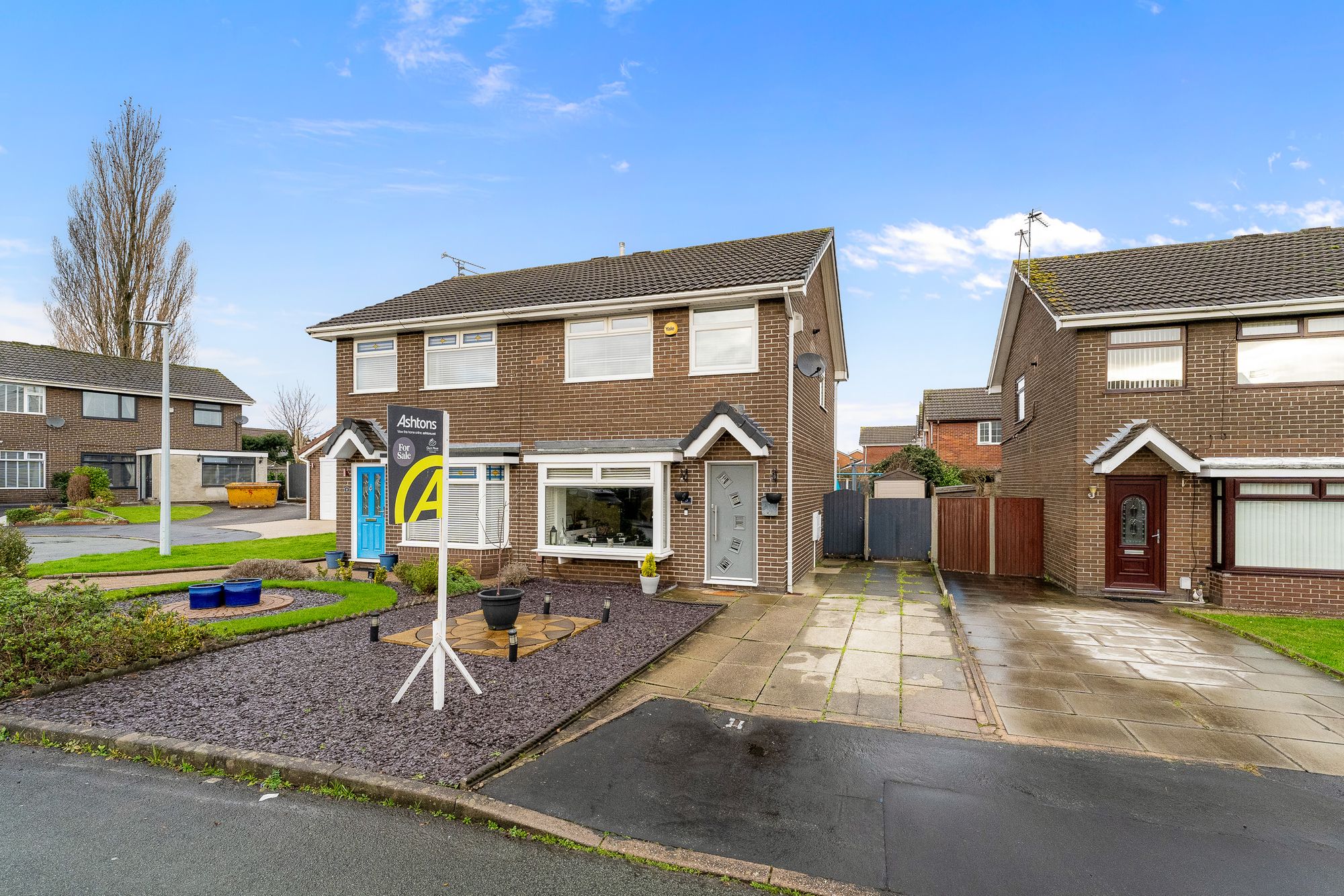 3 bedroom Semi-detached house Under Offer