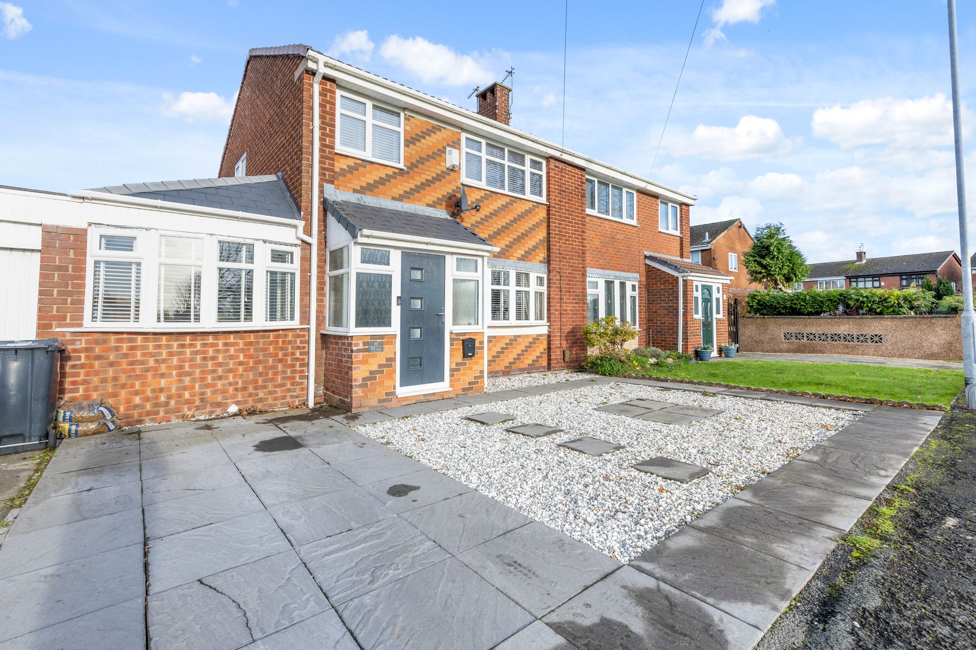 4 bedroom Semi-detached house Under Offer