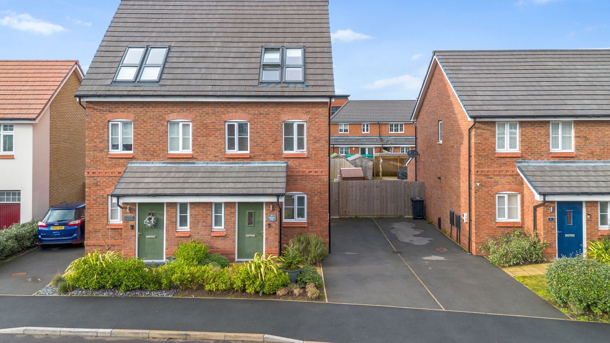 3 bedroom Semi-detached house Under Offer