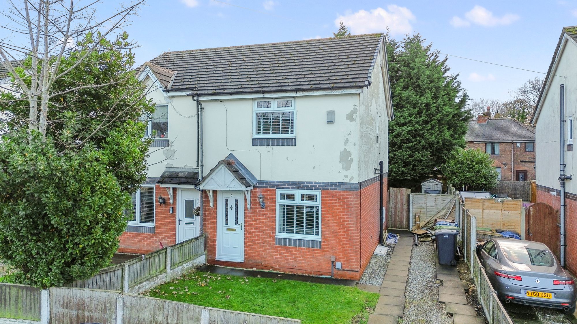 3 bedroom Semi-detached house Under Offer