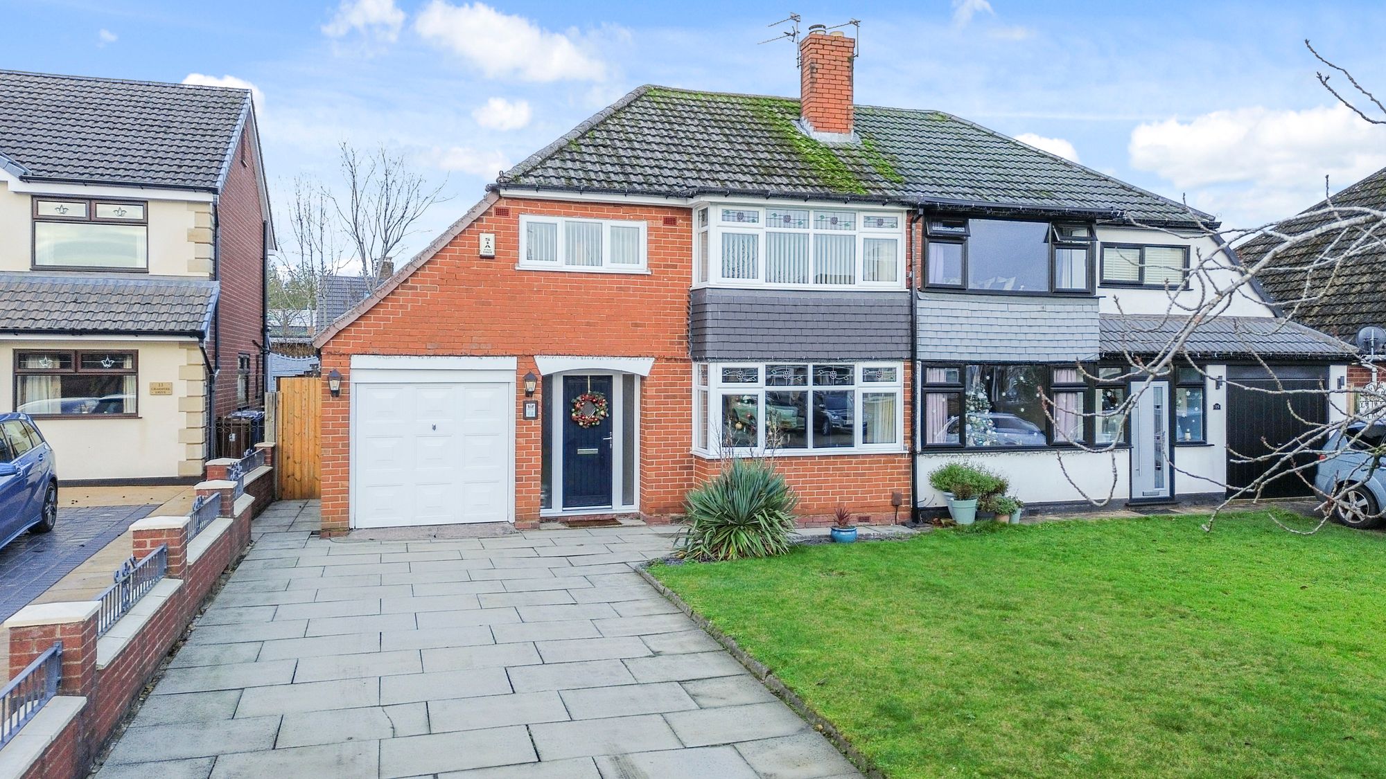 3 bedroom Semi-detached house Under Offer