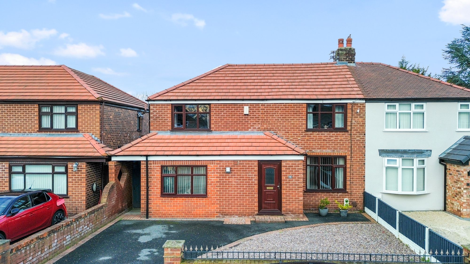 4 bedroom Semi-detached house Under Offer