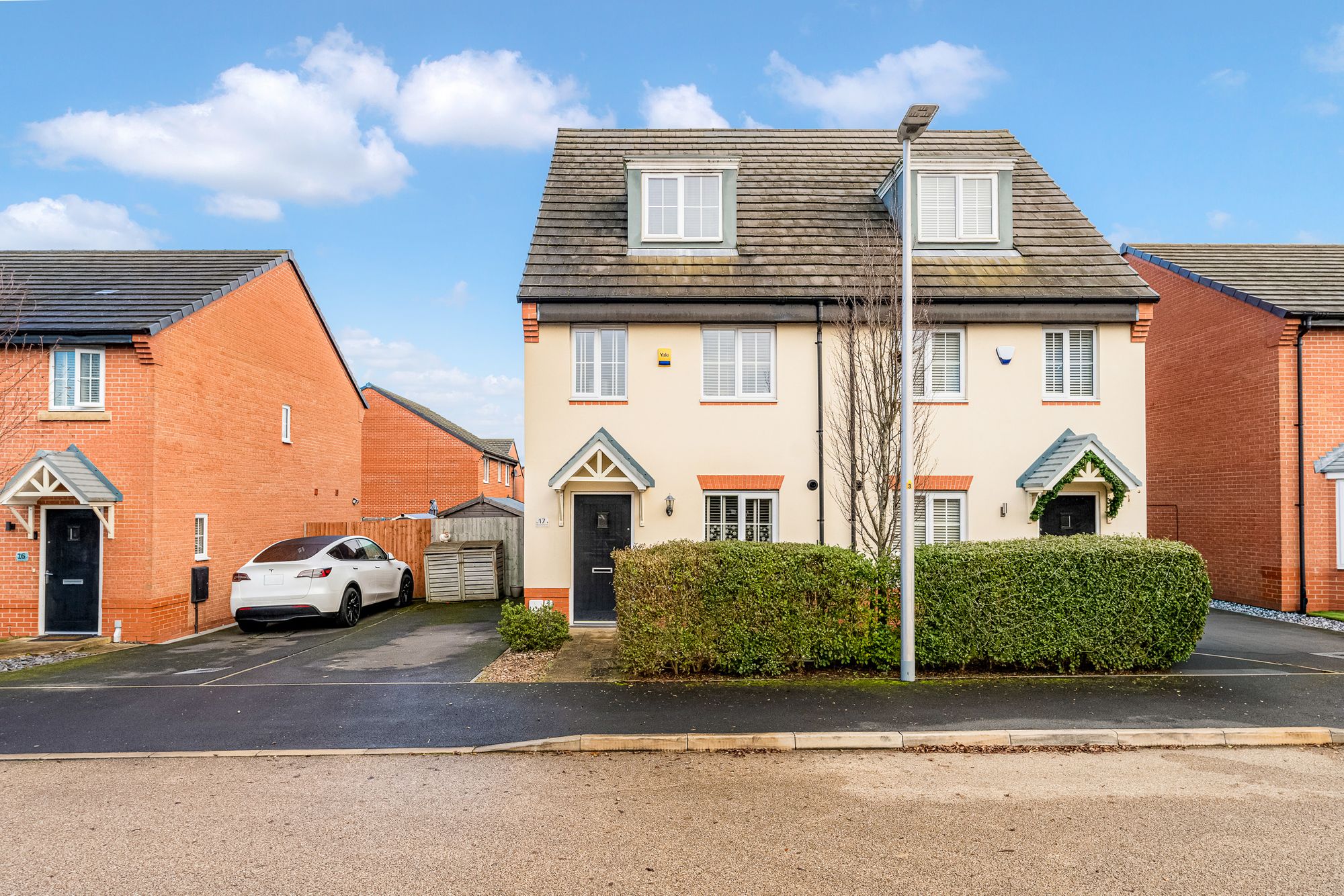 3 bedroom Semi-detached house Under Offer