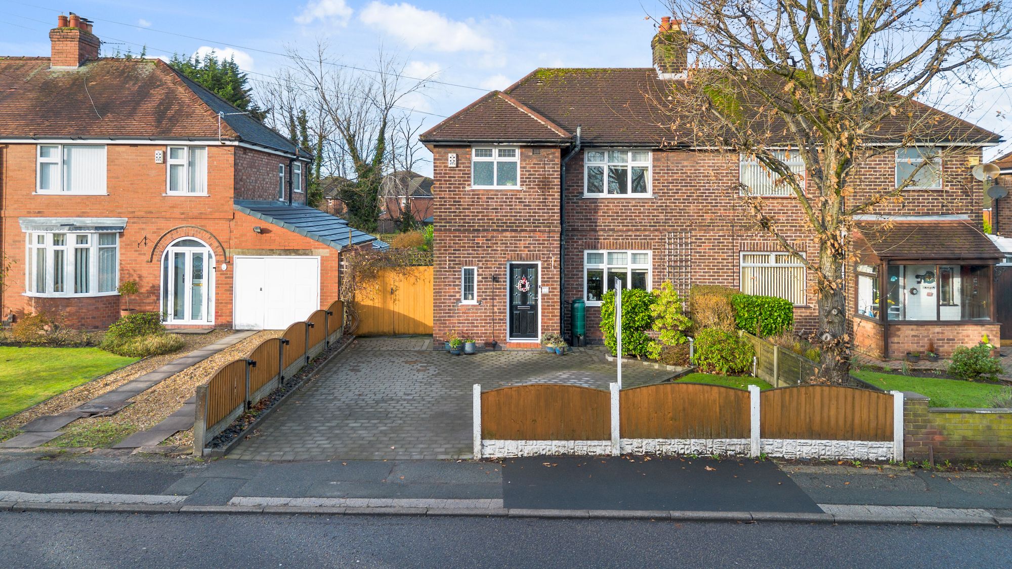 3 bedroom Semi-detached house Under Offer