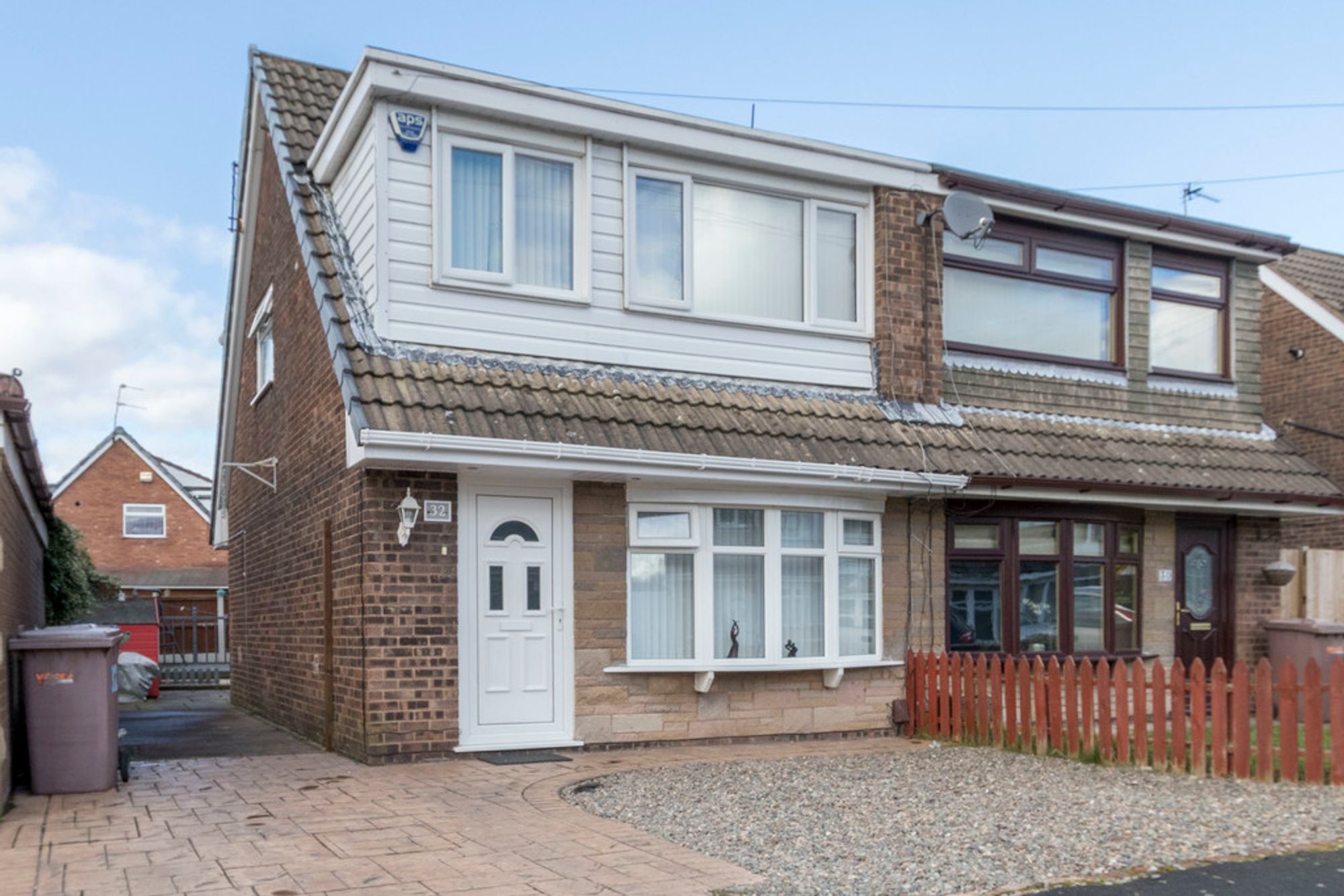 3 bedroom Semi-detached house Under Offer