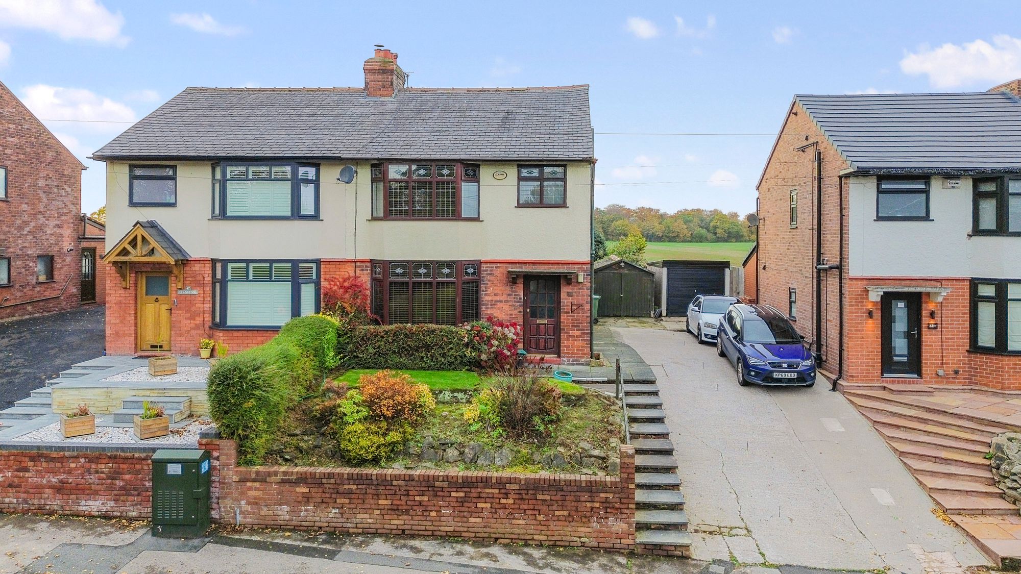 3 bedroom Semi-detached house Under Offer
