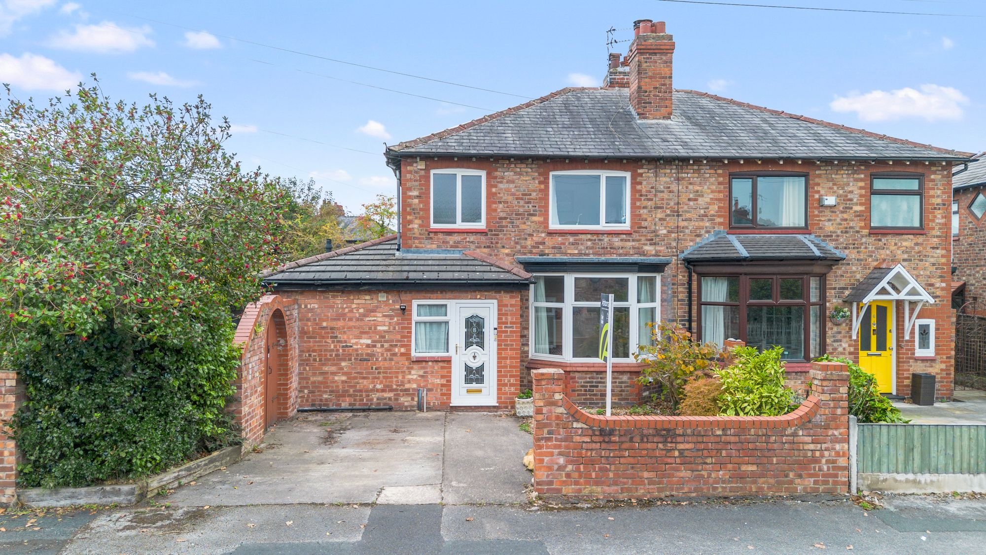 3 bedroom Semi-detached house Under Offer