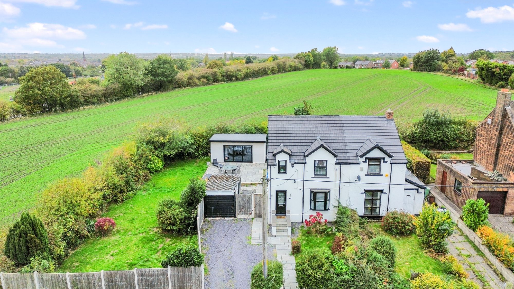 4 bedroom Semi-detached house Under Offer