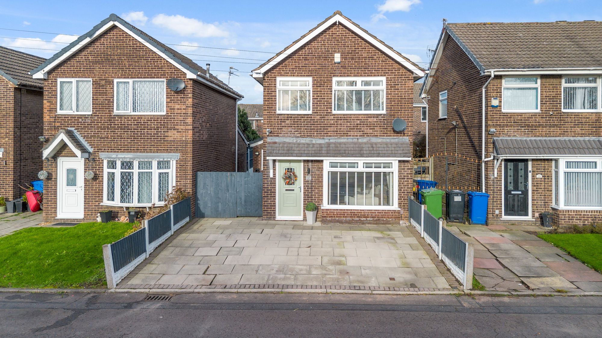 3 bedroom Detached house Under Offer