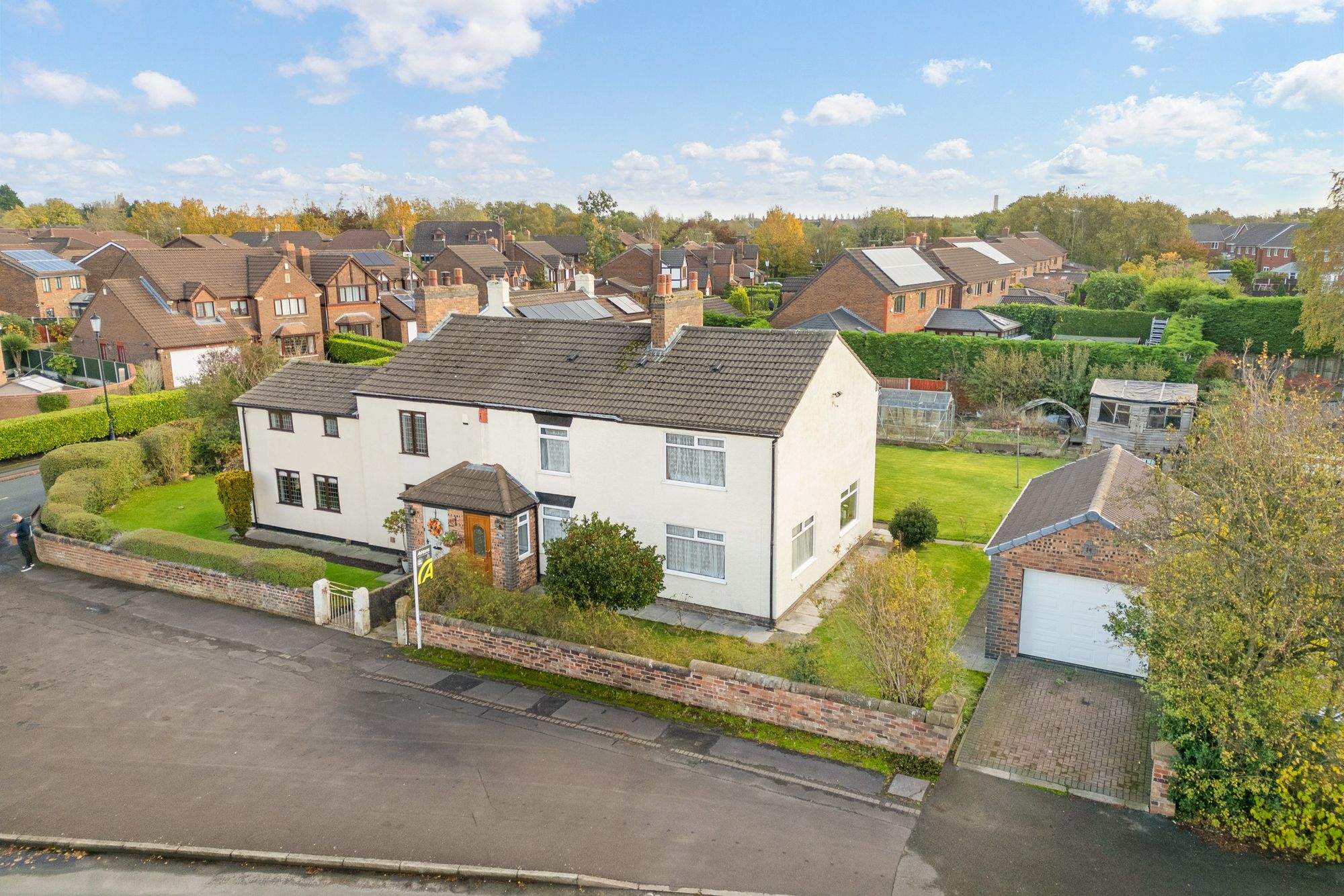 3 bedroom Semi-detached house Under Offer