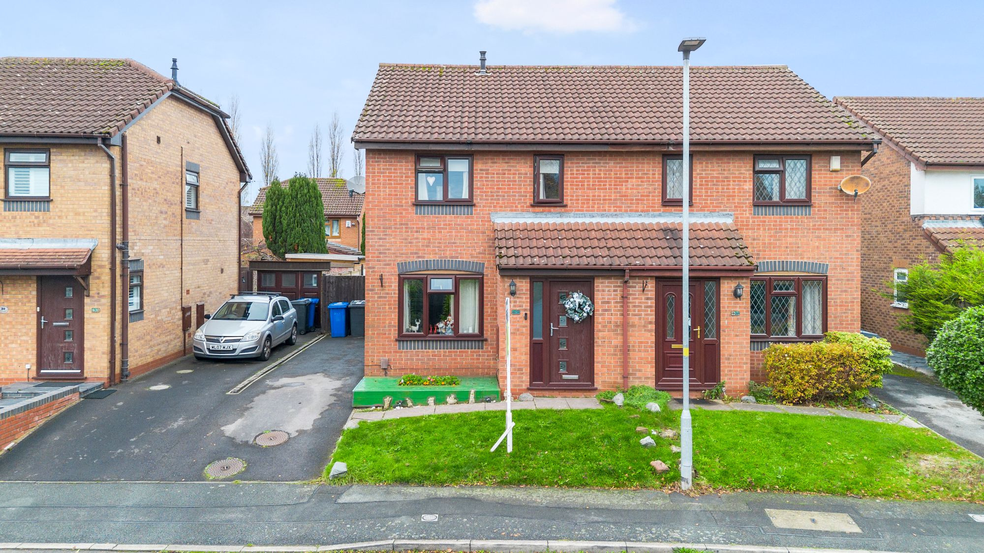 3 bedroom Semi-detached house Under Offer