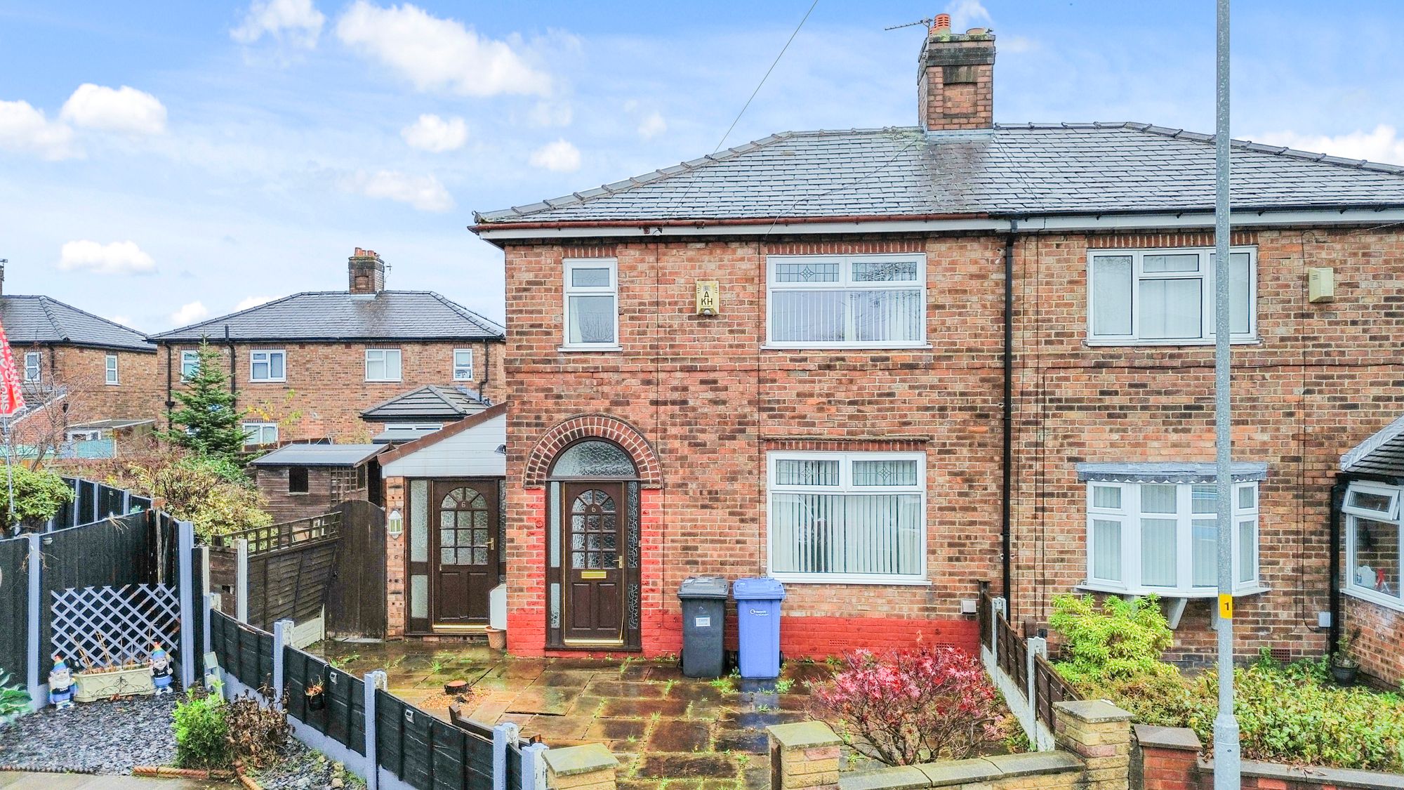 3 bedroom Semi-detached house Under Offer