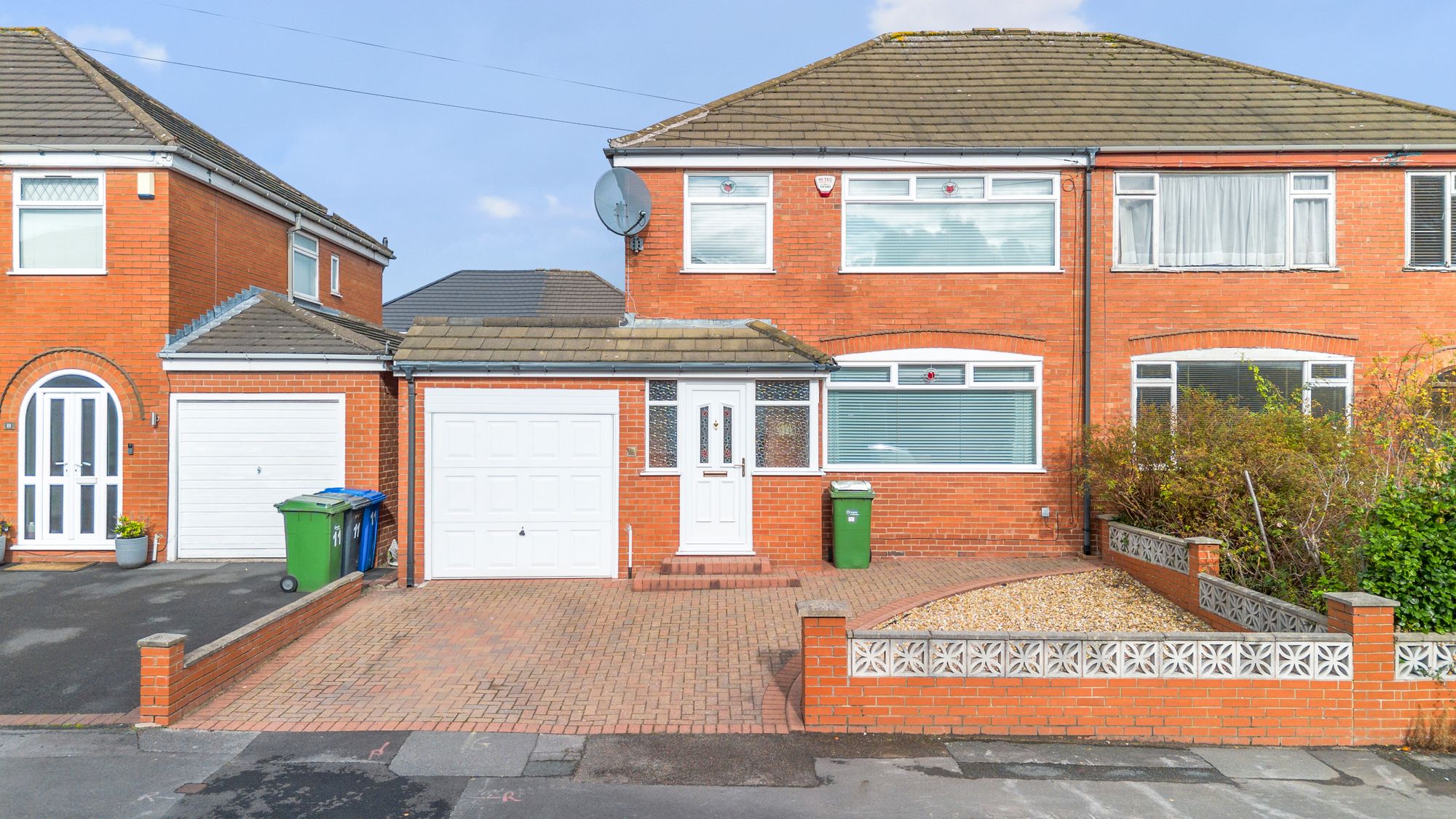 3 bedroom Semi-detached house Under Offer
