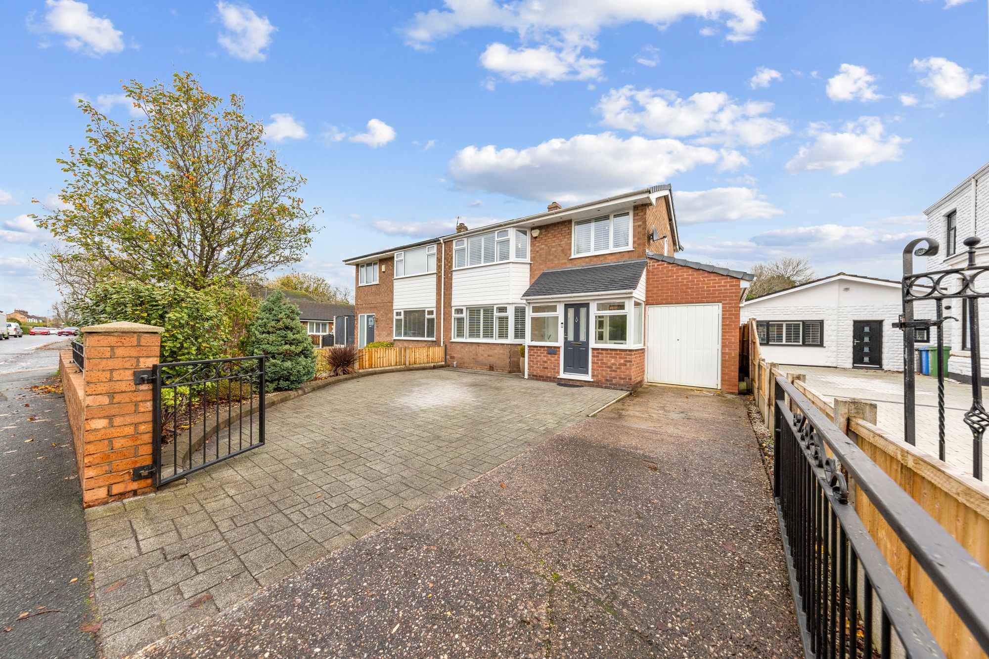 3 bedroom Semi-detached house Under Offer