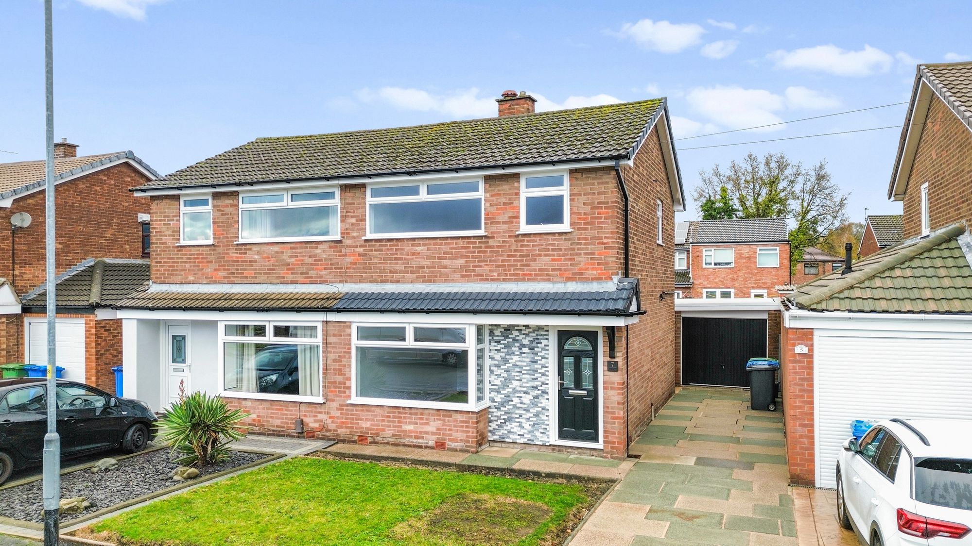 3 bedroom Semi-detached house Under Offer