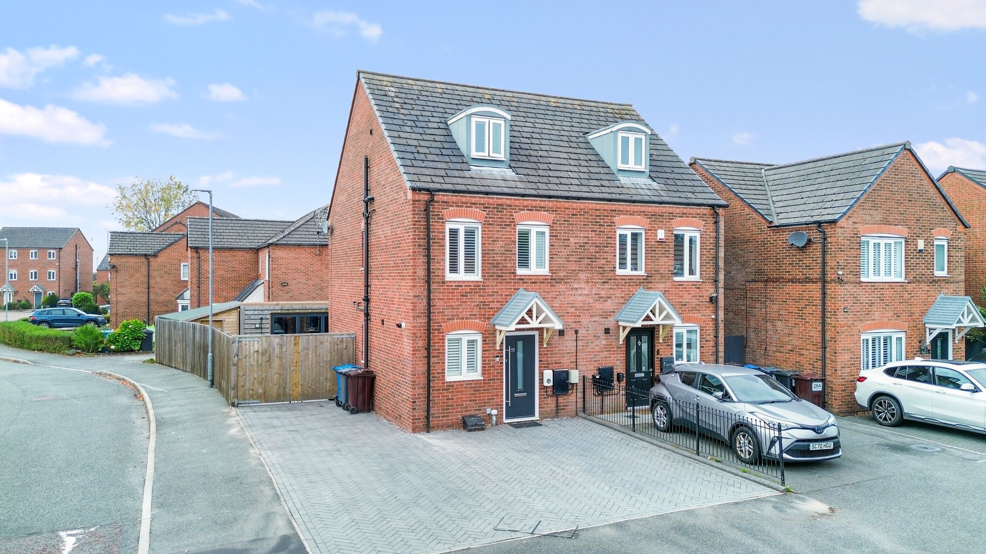 3 bedroom Semi-detached house Under Offer