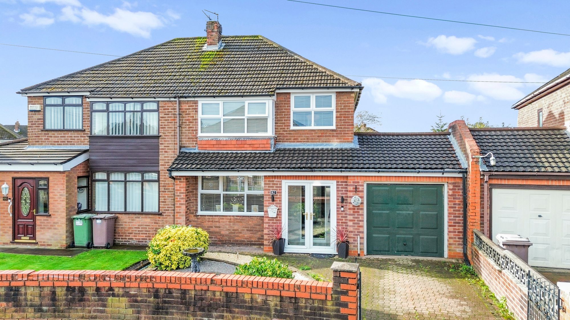 3 bedroom Semi-detached house Under Offer