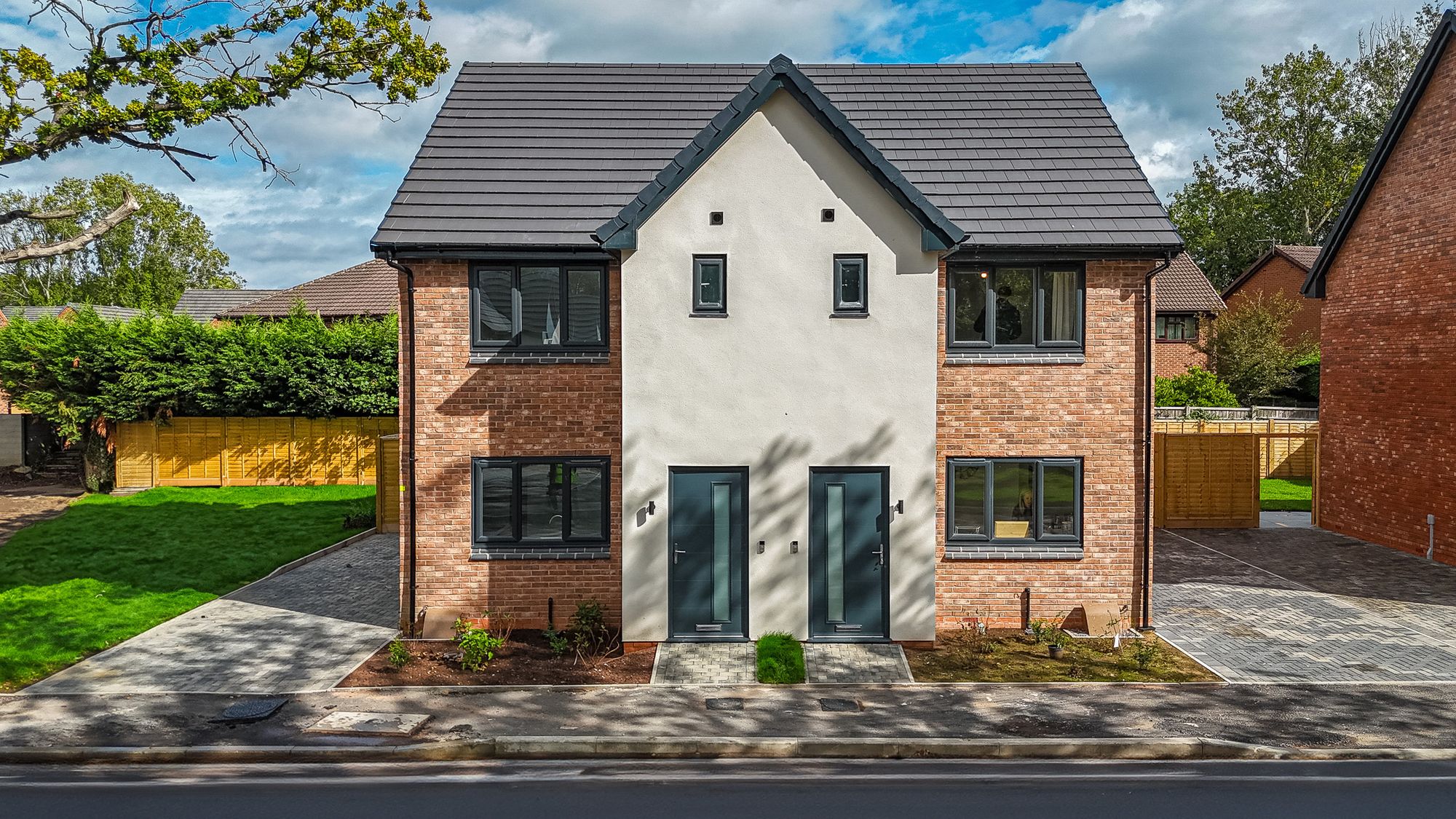 3 bedroom Semi-detached house Under Offer