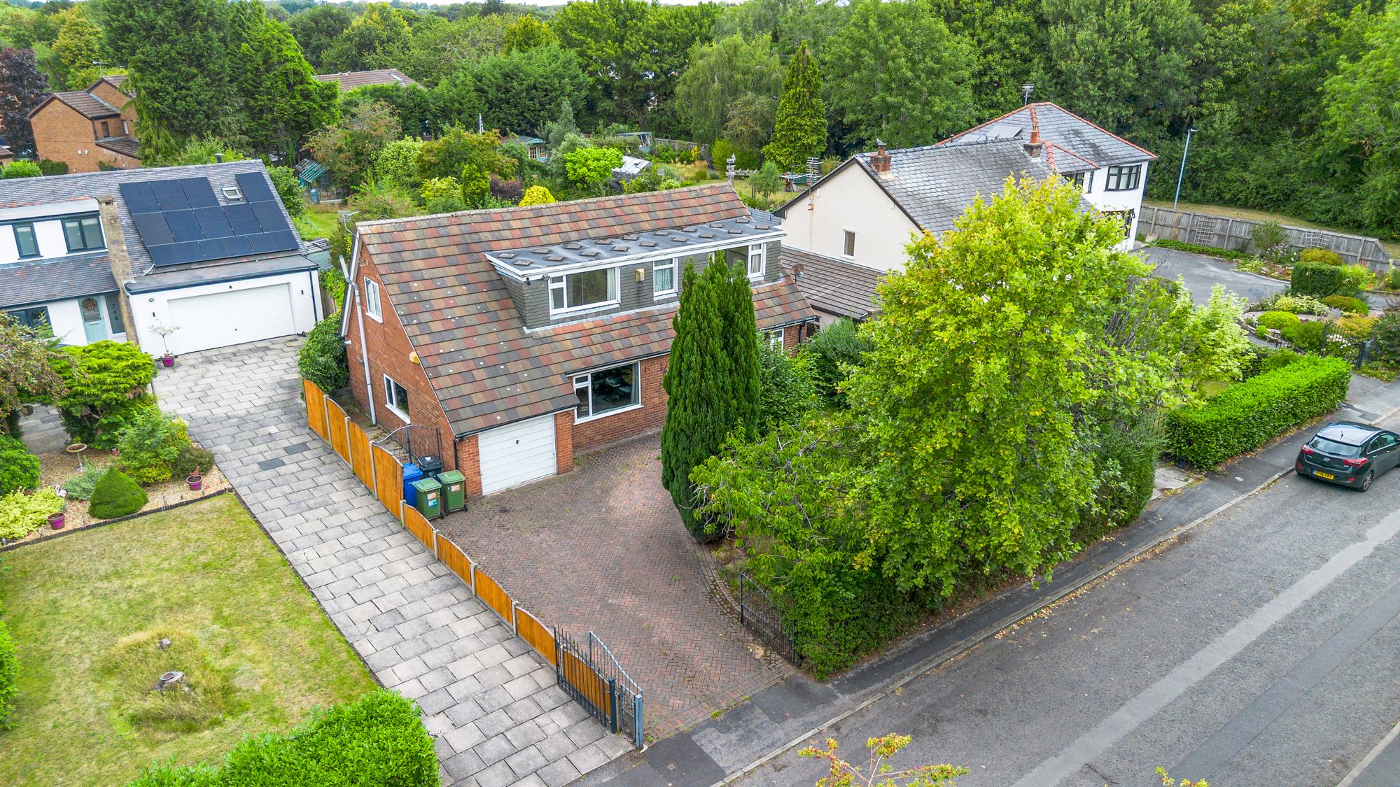 5 bedroom Detached house Under Offer