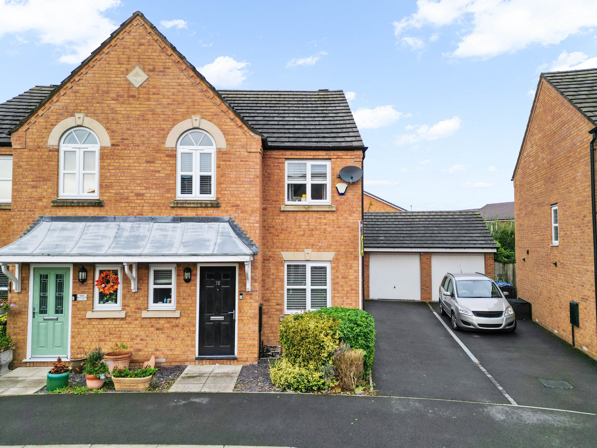 3 bedroom Semi-detached house Under Offer