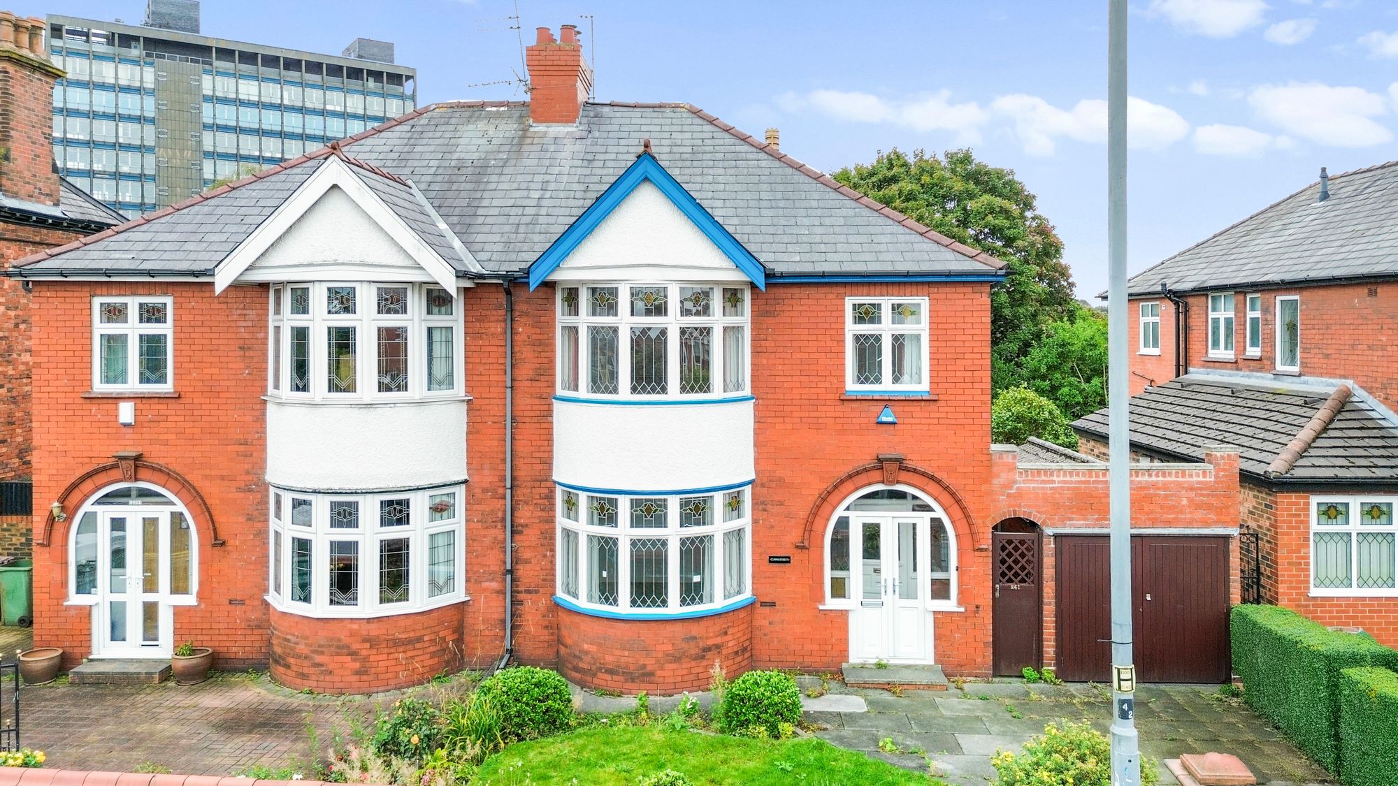 3 bedroom Semi-detached house Under Offer