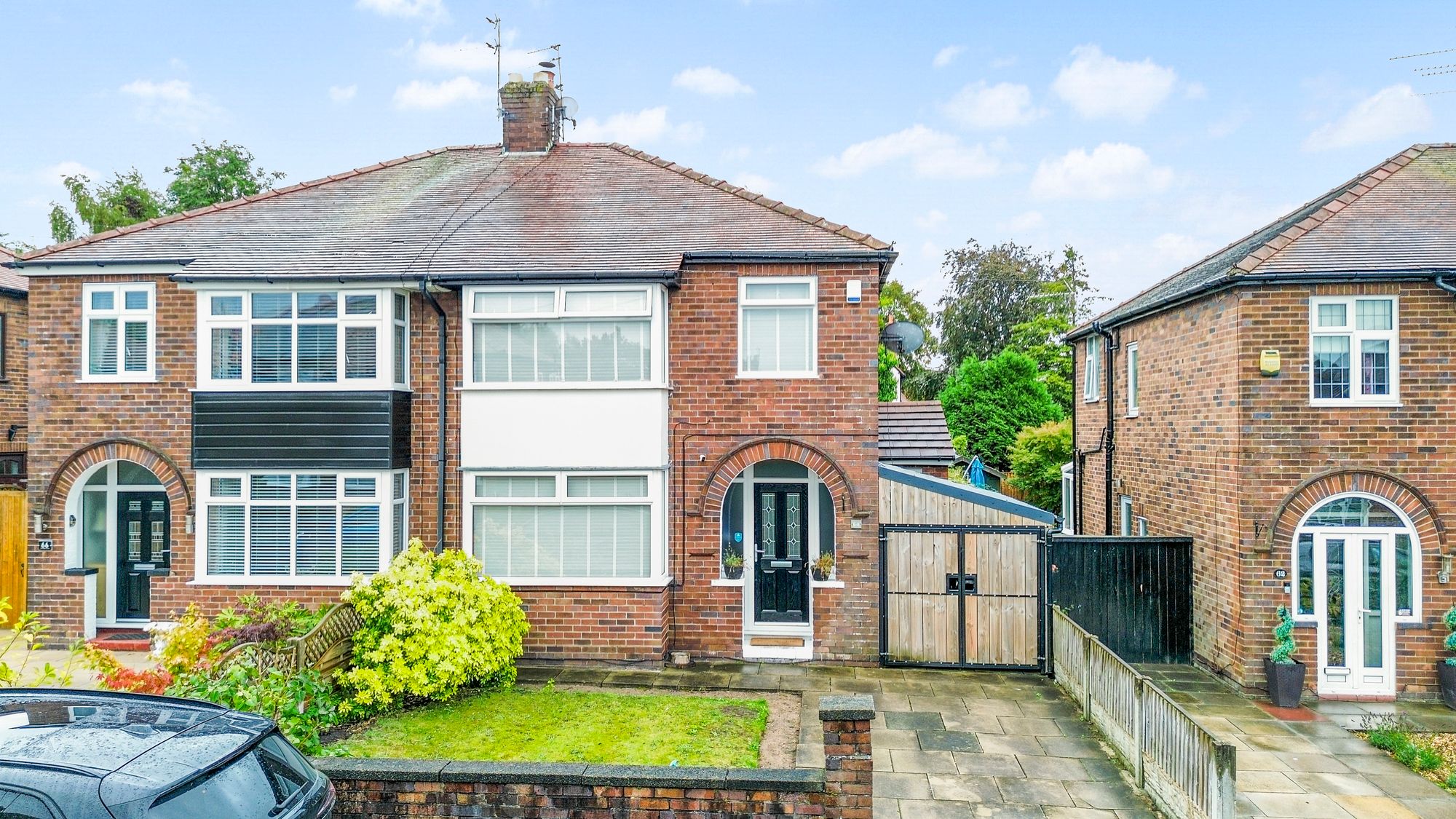 3 bedroom Semi-detached house Under Offer