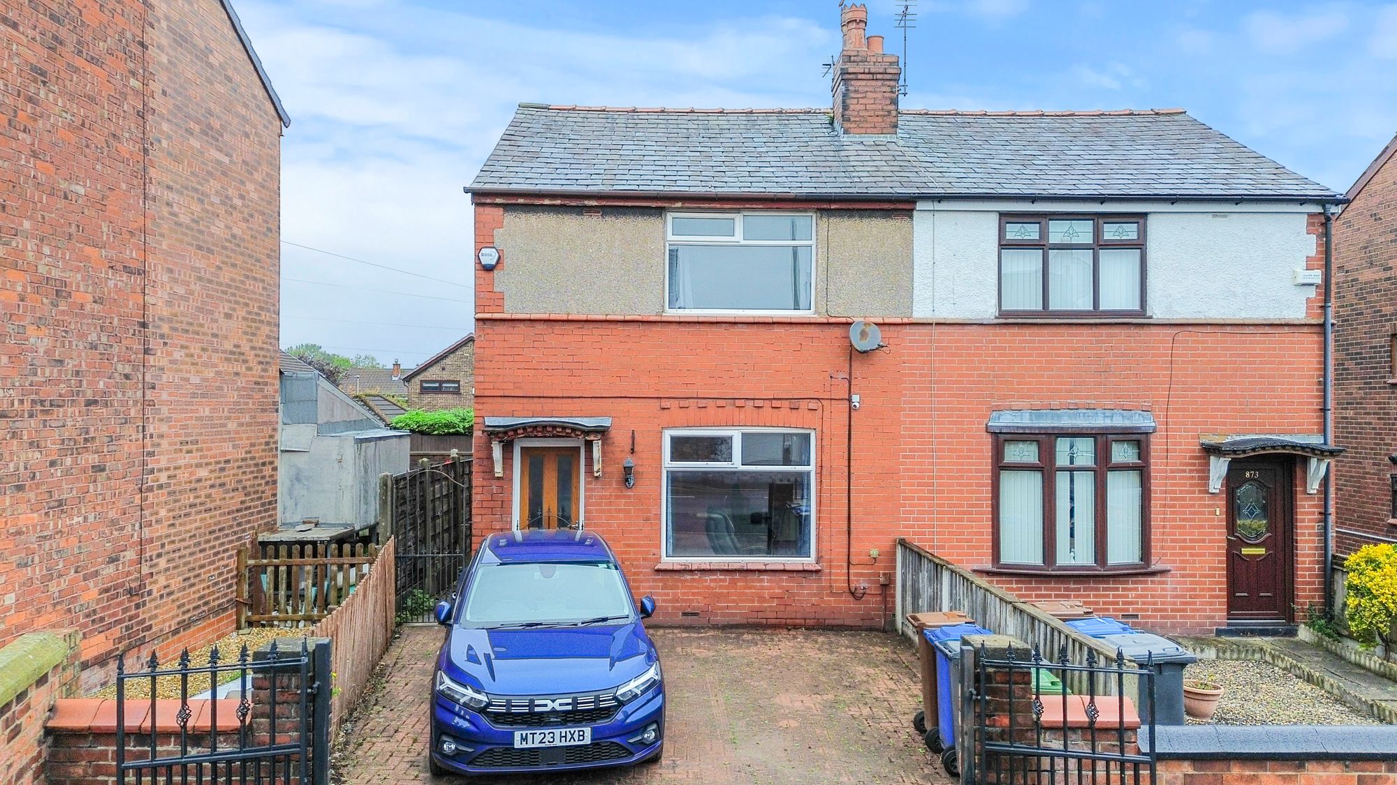 2 bedroom Semi-detached house Under Offer