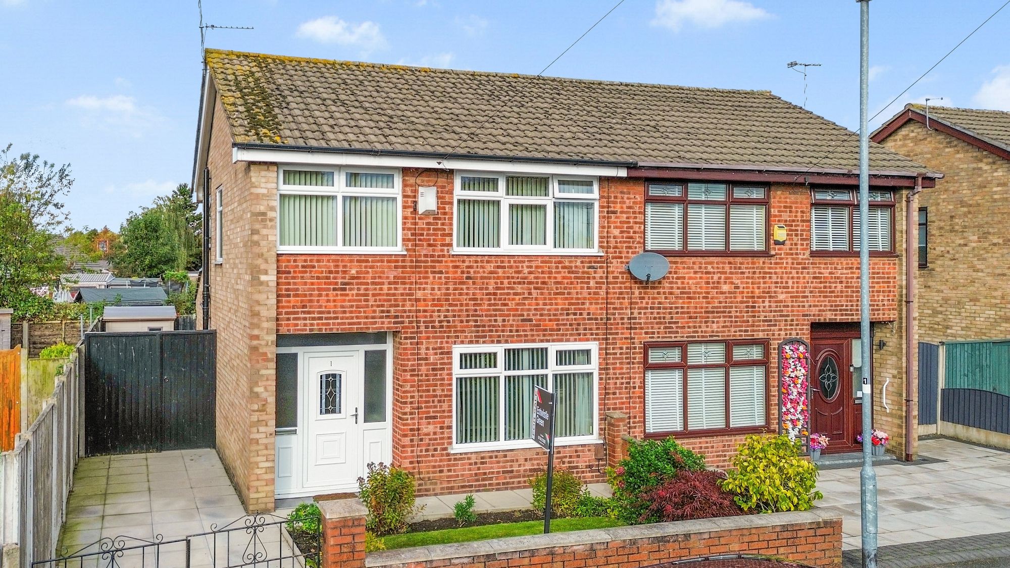 3 bedroom Semi-detached house Under Offer
