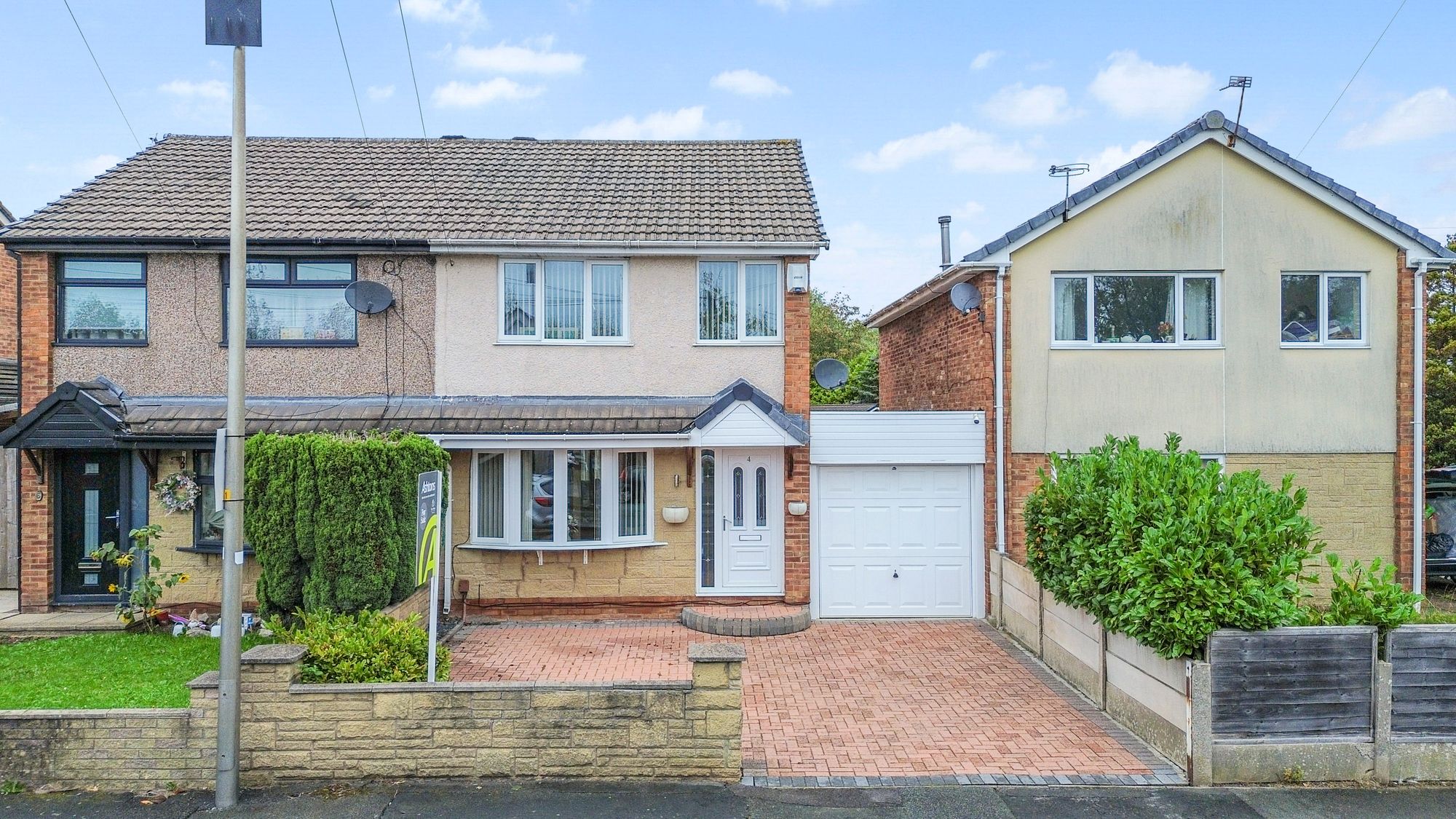 2 bedroom Semi-detached house Under Offer