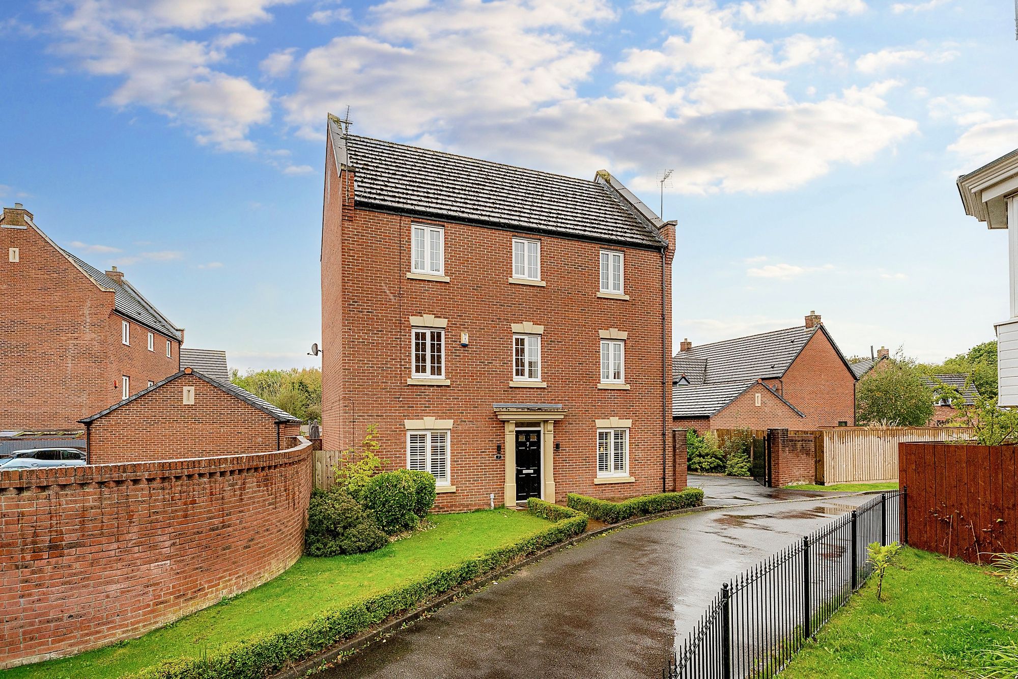 6 bedroom Detached house Under Offer