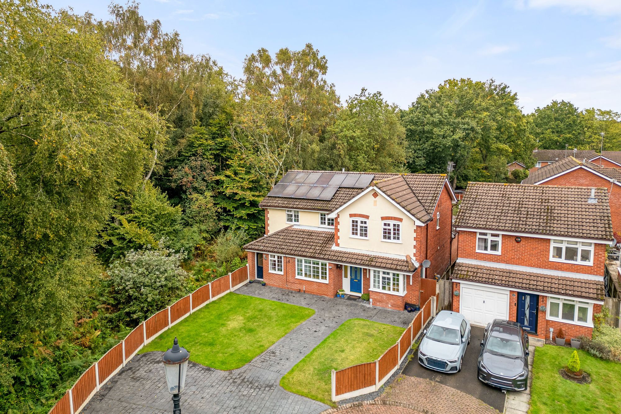 5 bedroom Detached house Under Offer