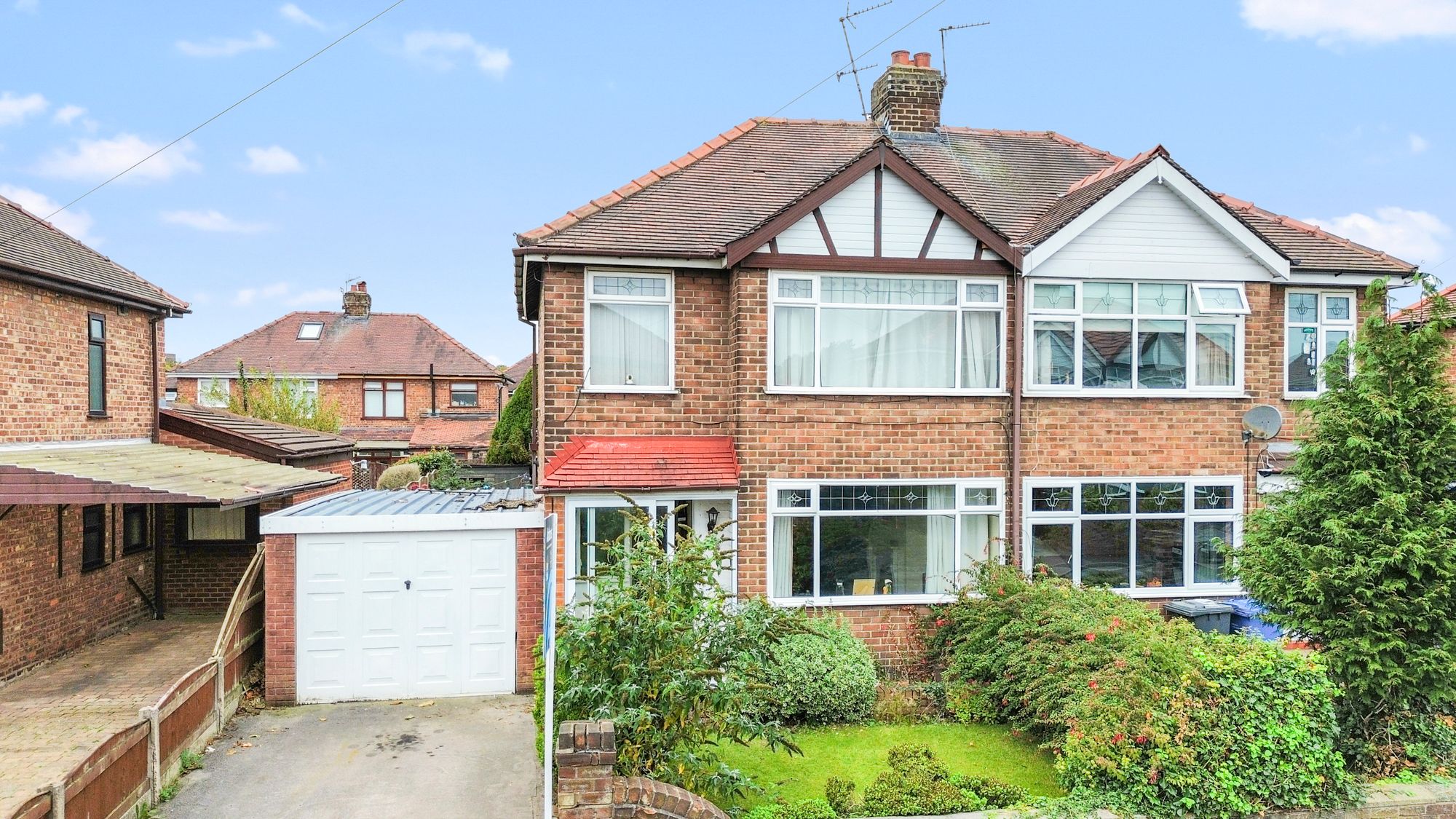 3 bedroom Semi-detached house Under Offer