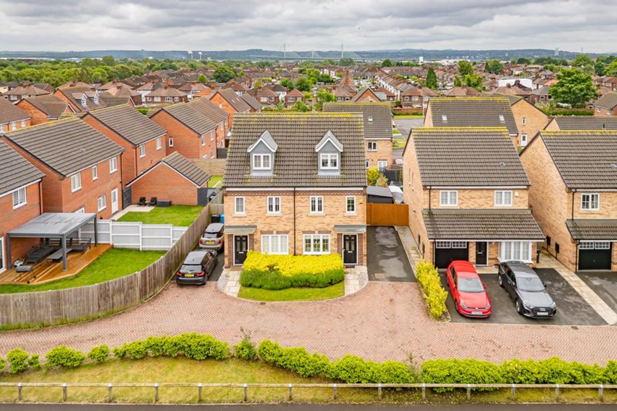 3 bedroom Semi-detached house Under Offer