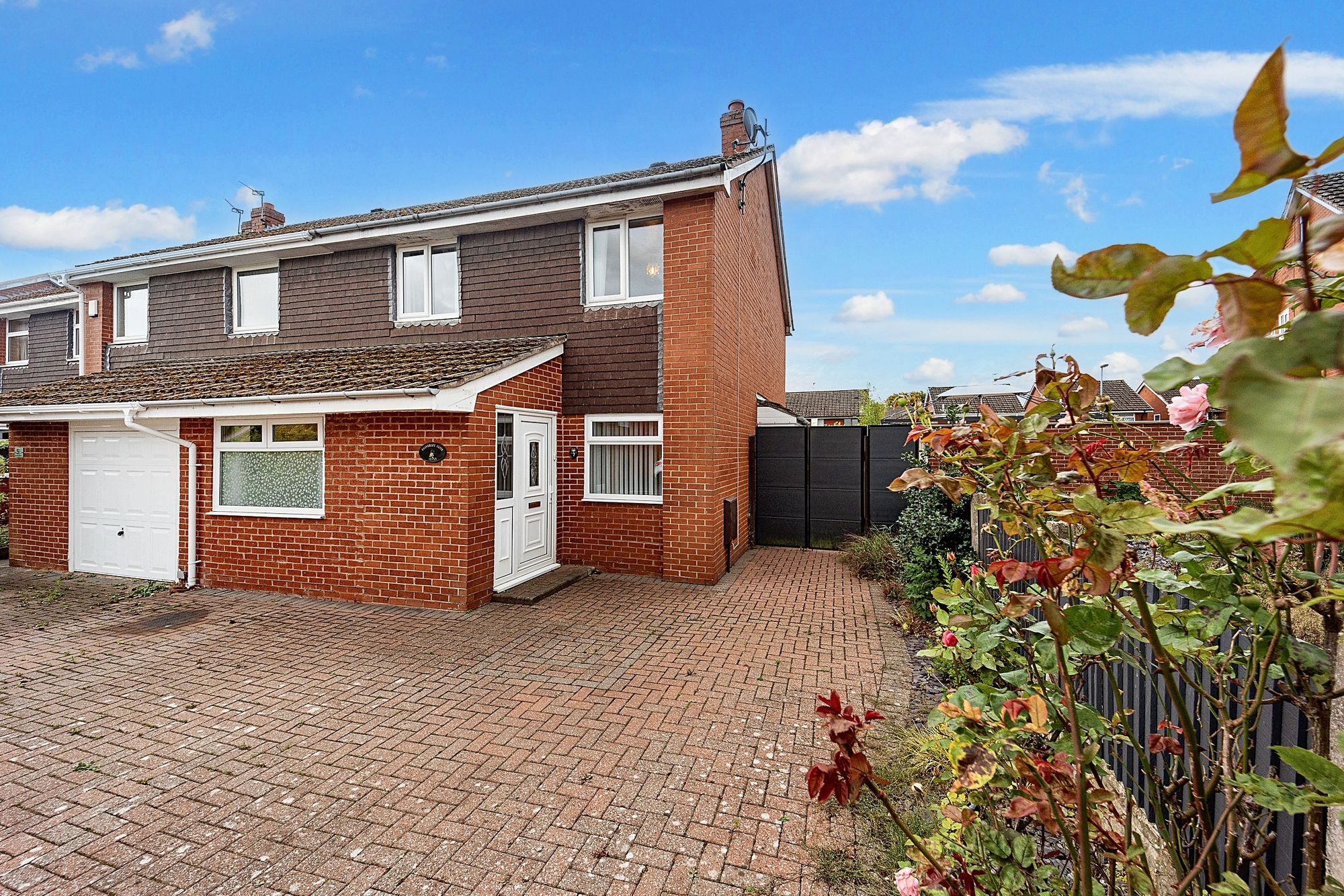 3 bedroom Semi-detached house Under Offer