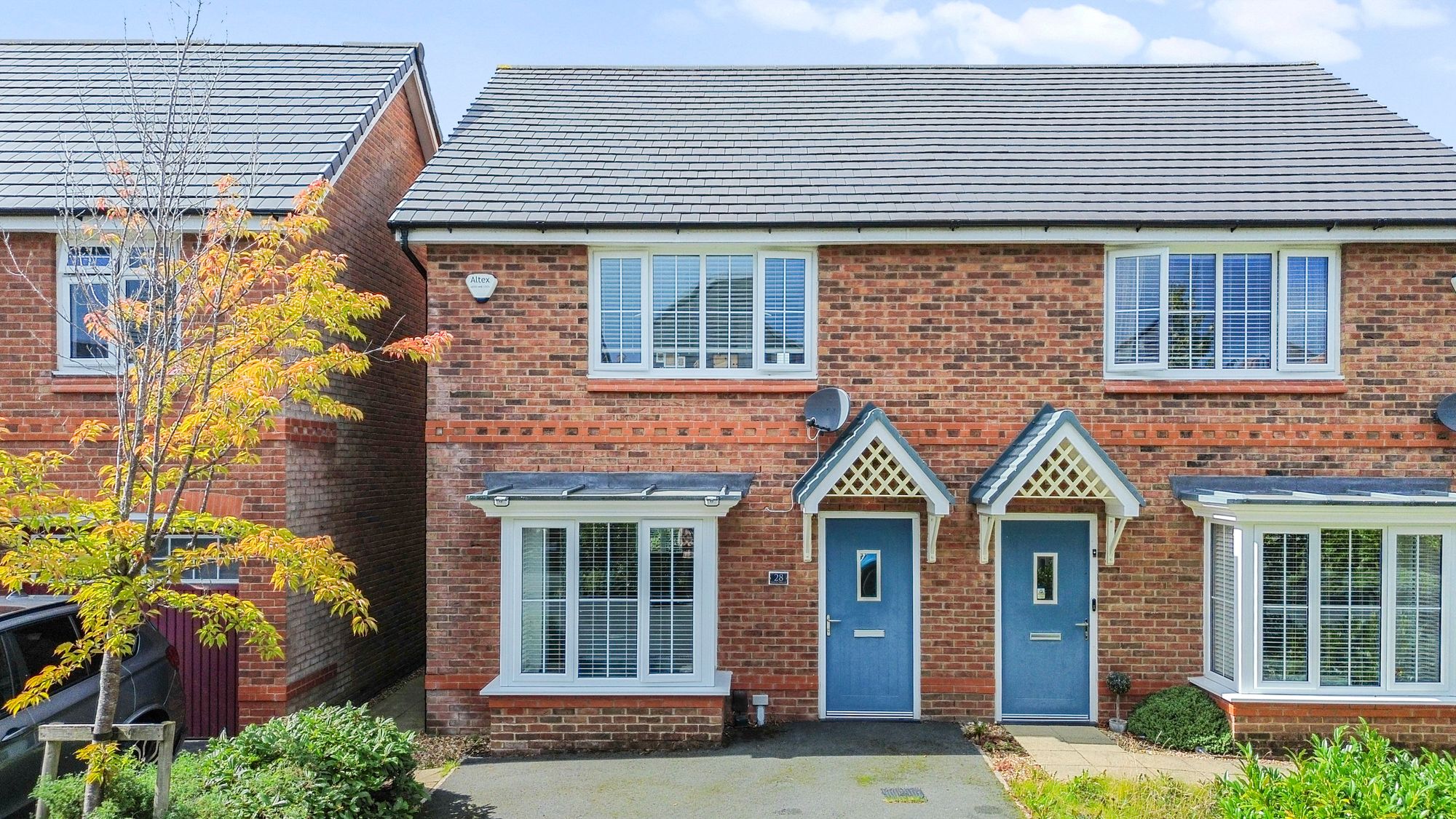 3 bedroom Semi-detached house Under Offer