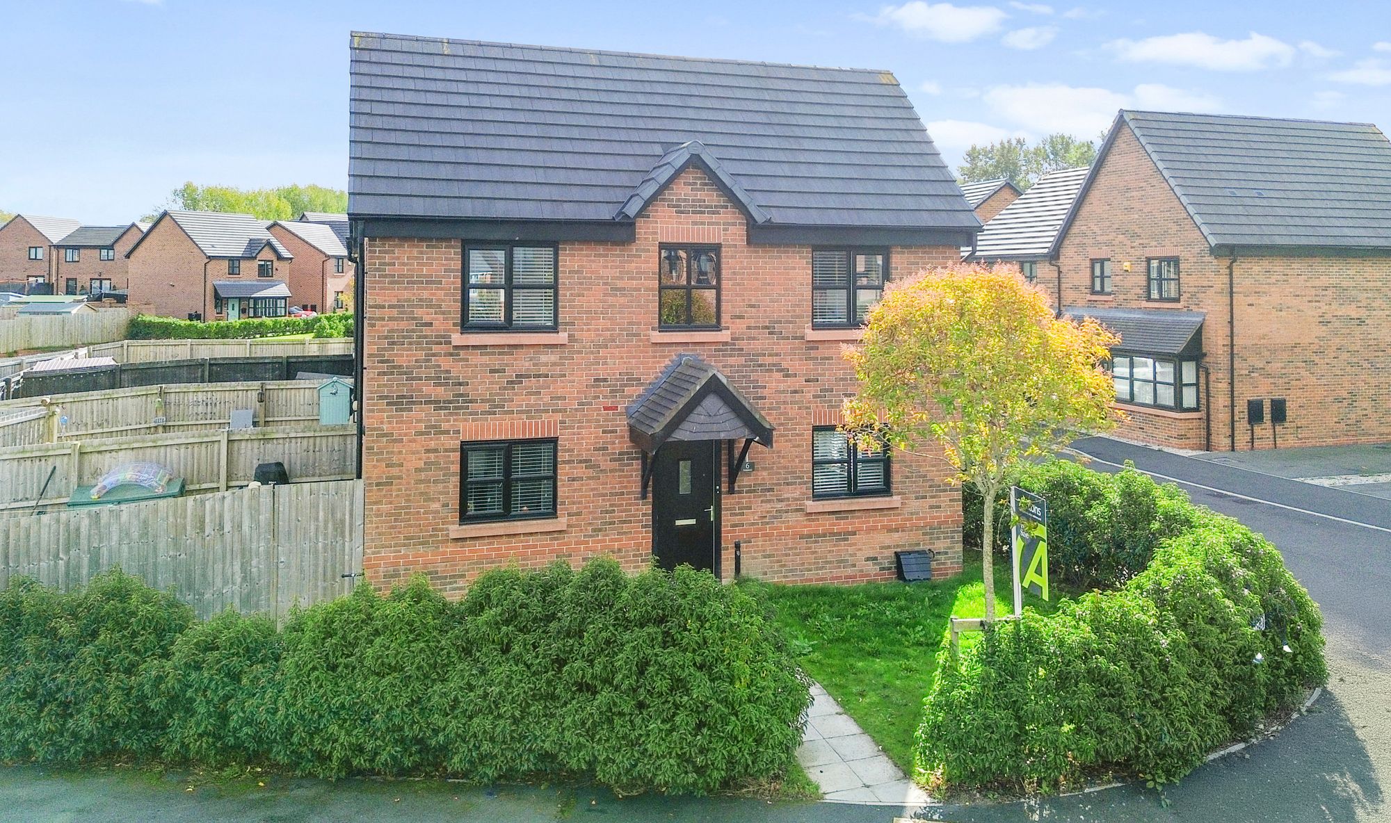 3 bedroom Semi-detached house Under Offer