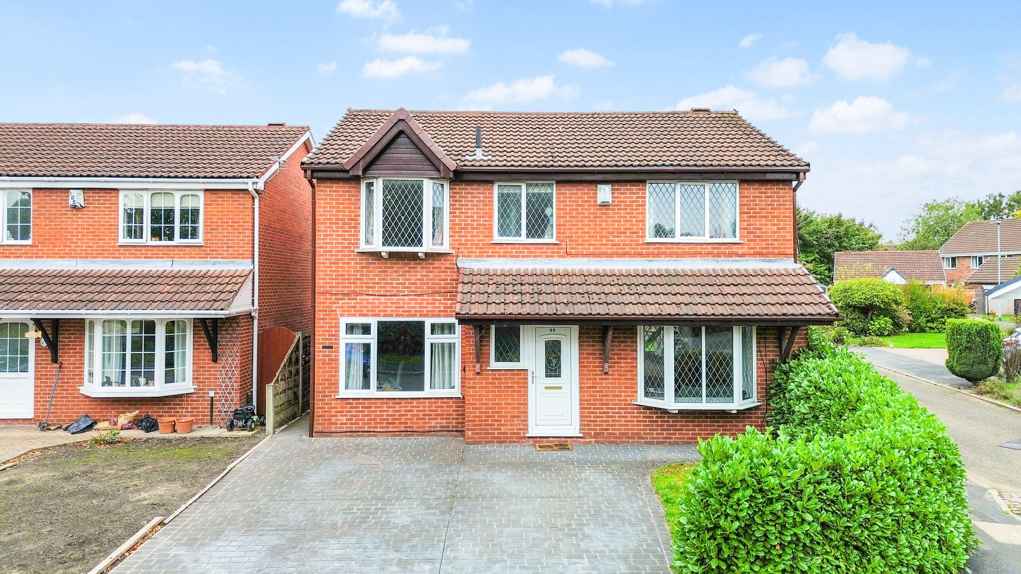 5 bedroom Detached house Under Offer
