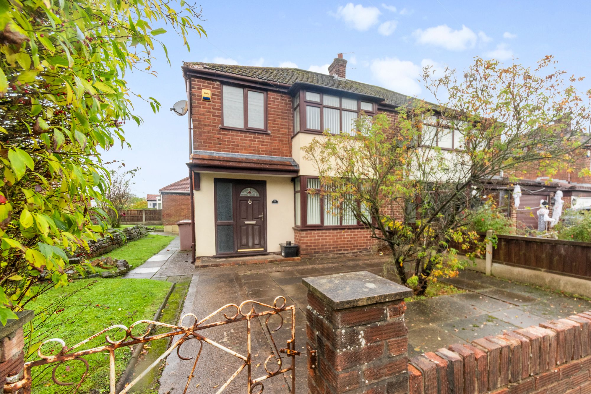 3 bedroom Semi-detached house Under Offer