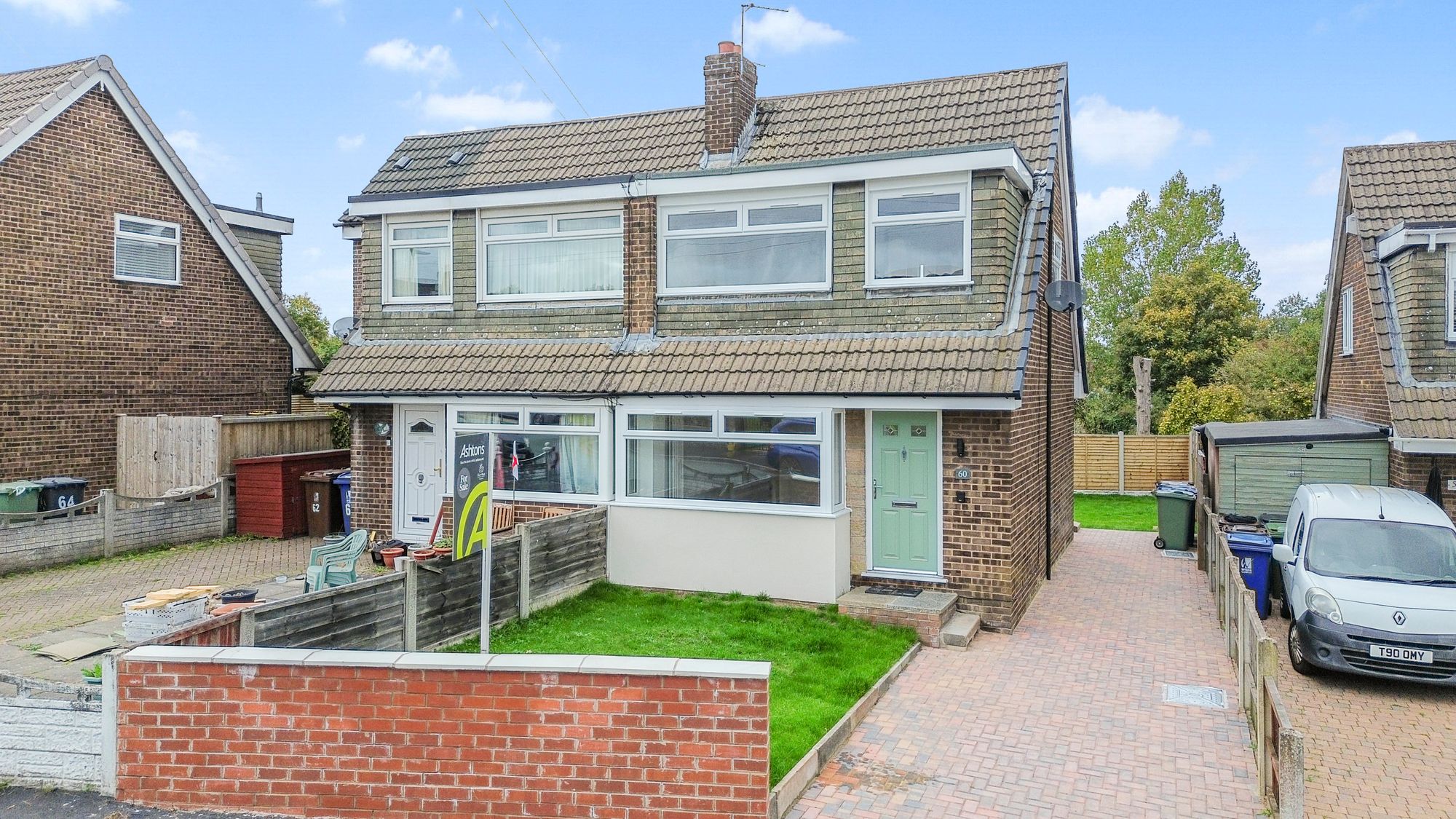 3 bedroom Semi-detached house Under Offer