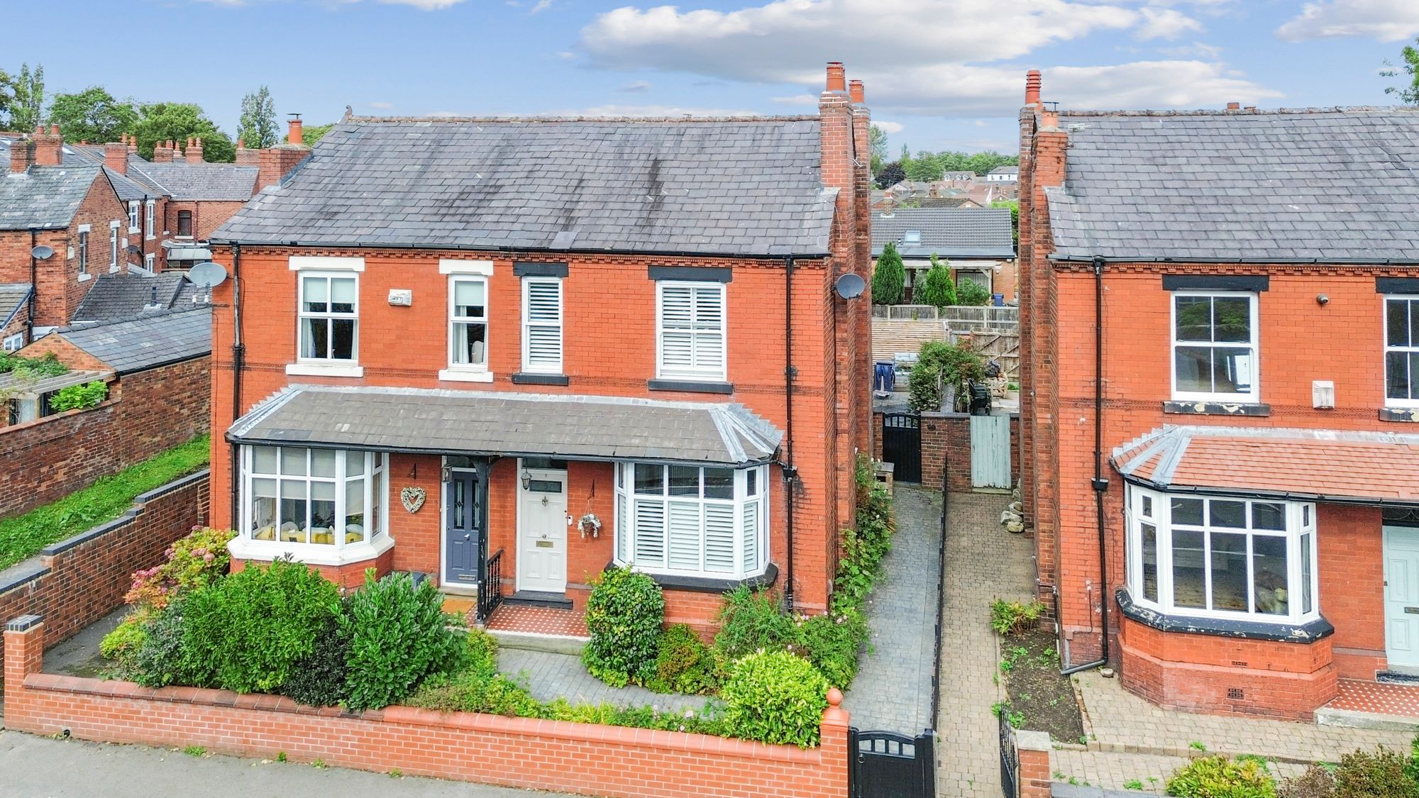 3 bedroom Semi-detached house Under Offer