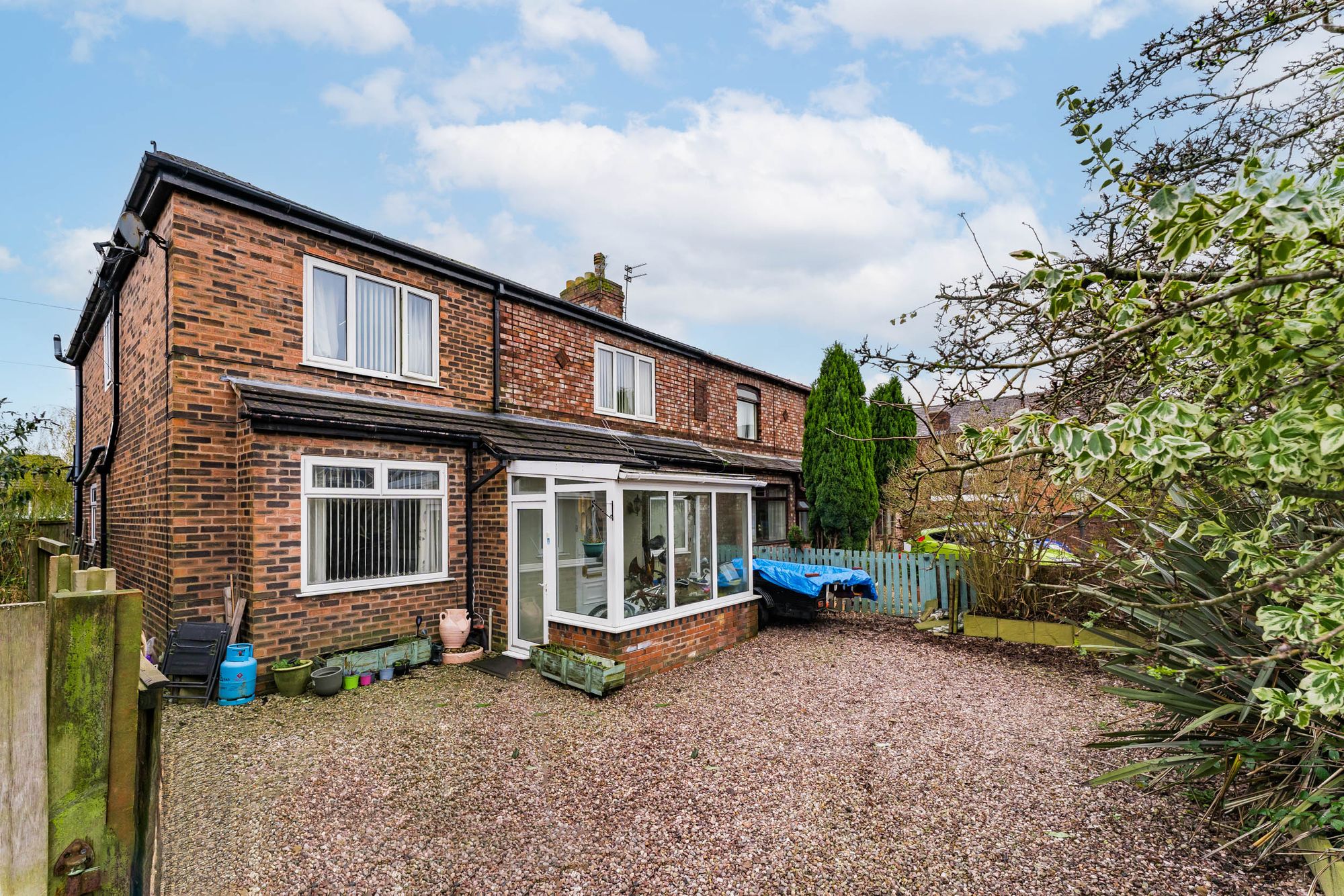 5 bedroom Semi-detached house Under Offer
