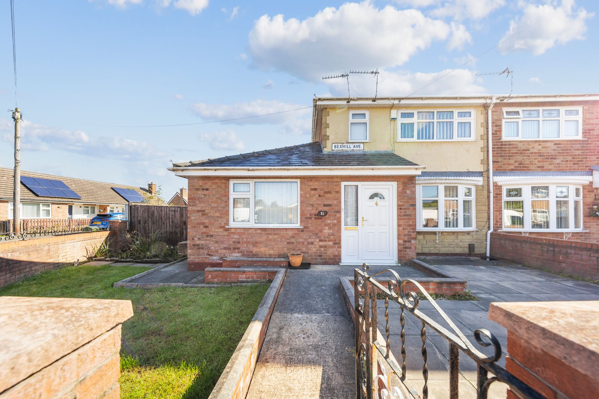 2 bedroom Semi-detached house Under Offer